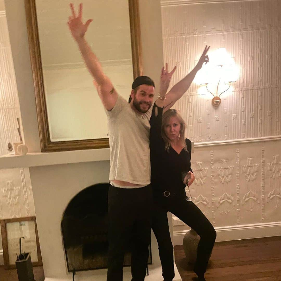 リアム・ヘムズワースのインスタグラム：「Happy Mother’s Day to all the epic mums out there!」