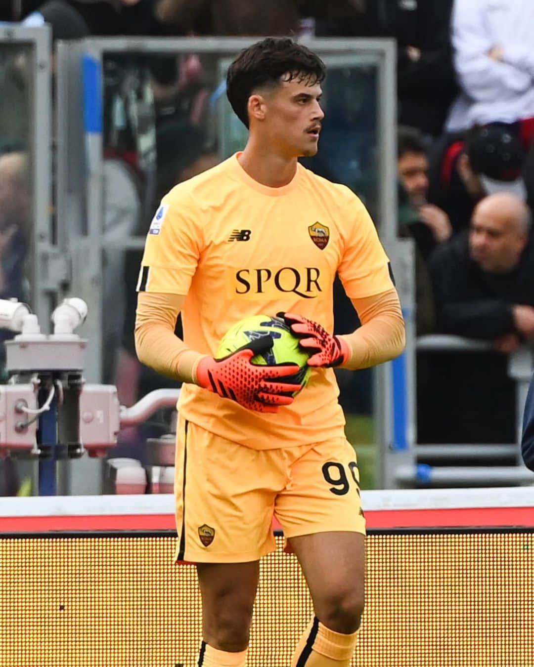 ASローマさんのインスタグラム写真 - (ASローマInstagram)「A clean sheet on his Serie A debut. 🧤   Good work, Mile! 💪   #ASRoma #BolognaRoma」5月15日 3時43分 - officialasroma