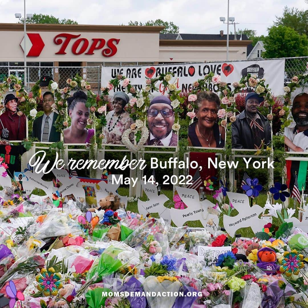 ジュリアン・ムーアさんのインスタグラム写真 - (ジュリアン・ムーアInstagram)「One year ago today, a gunman carried out a hate-fueled act of mass gun violence targeted at the Black community at Tops Friendly Market in Buffalo, New York. Ten people were killed and three others were wounded.  Today and every day, we hold those who died in Buffalo in our hearts as we continue our work to #DisarmHate in their honor.」5月15日 2時18分 - juliannemoore