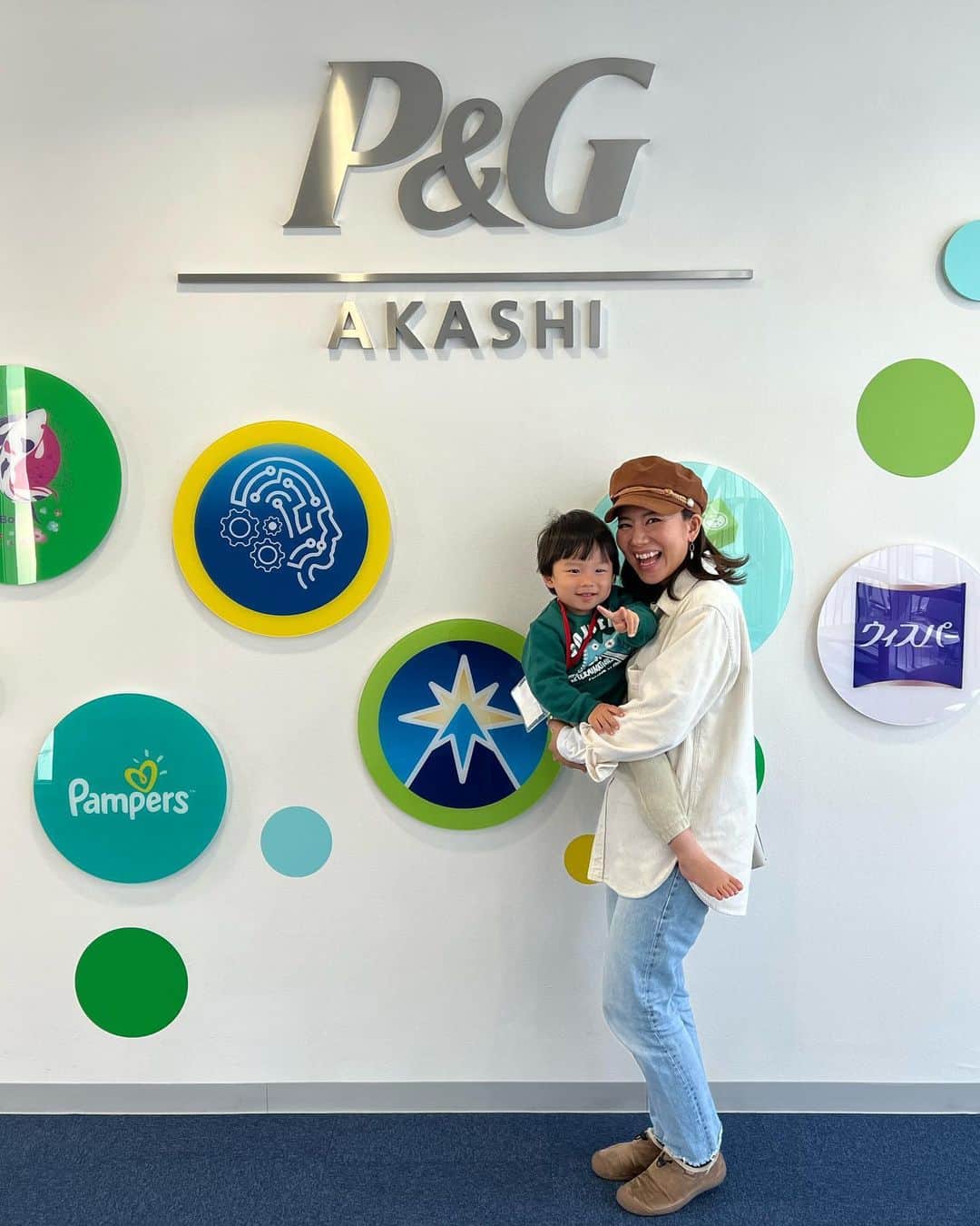 長嶺菜菜子のインスタグラム：「【製品に込められてる想いを知ること】 ⁡ 先日、パンパースの工場見学に 行かせていただきました☺️ （パンパースアンバサダーをしているので✨） ⁡ 場所は兵庫県明石にあるP&Gさん ⁡ ⁡ ⁡ ところでみなさん、 赤ちゃんのおむつ替えって 何回すると思いますか❓👶🏻 ⁡ ⁡ 答えは 1万回！！！ ⁡ それを聞いて え、そんなにするんだ！！🫢 ってびっくりした私！ ⁡ 社員さんが ⁡ 「1万回のおむつ替えをする中で 赤ちゃんにもその家族にも より快適で最高品質のおむつを提供し、 ⁡ おむつを通して 【笑顔の瞬間】を届けることが 私たちの使命です」 ⁡ と話していたのを聞いて 心がとてもほっこりした‪𓂂𓏸♡ ⁡ そして こんな素敵な会社の製品を使えて すごく幸せだなって感じた✨ ⁡ ⁡ 今回、工場見学だけではなくて おむつの製造工程を知ったり ⁡ 社員さんの話を聞いたり 働いている人がどんな人か知ったり ⁡ 働いている人の思いや その会社の使命やビジョンを知るのって すごく良いことだなって思えた⭐️ ⁡ ⁡ お買い物は その製品を応援している証👏 ⁡ 製品に込められている想いを知ると より応援したくなる✨ ⁡ 素敵なきっかけとなった 今回の工場見学 ⁡ みなさんも、今使っている物が どんな想いでつくられているか HPなどで調べて知ってみてください ⁡ きっと見方が変わるはず🫰🏻💗 ⁡ ＿＿＿＿＿＿＿ @pampers_jp  #パンパース_PR #パンパース #パンパースアンバサダー #工場見学 #工場見学ツアー #おむつ #おむつ工場 #子育てママ #沖縄ママ」