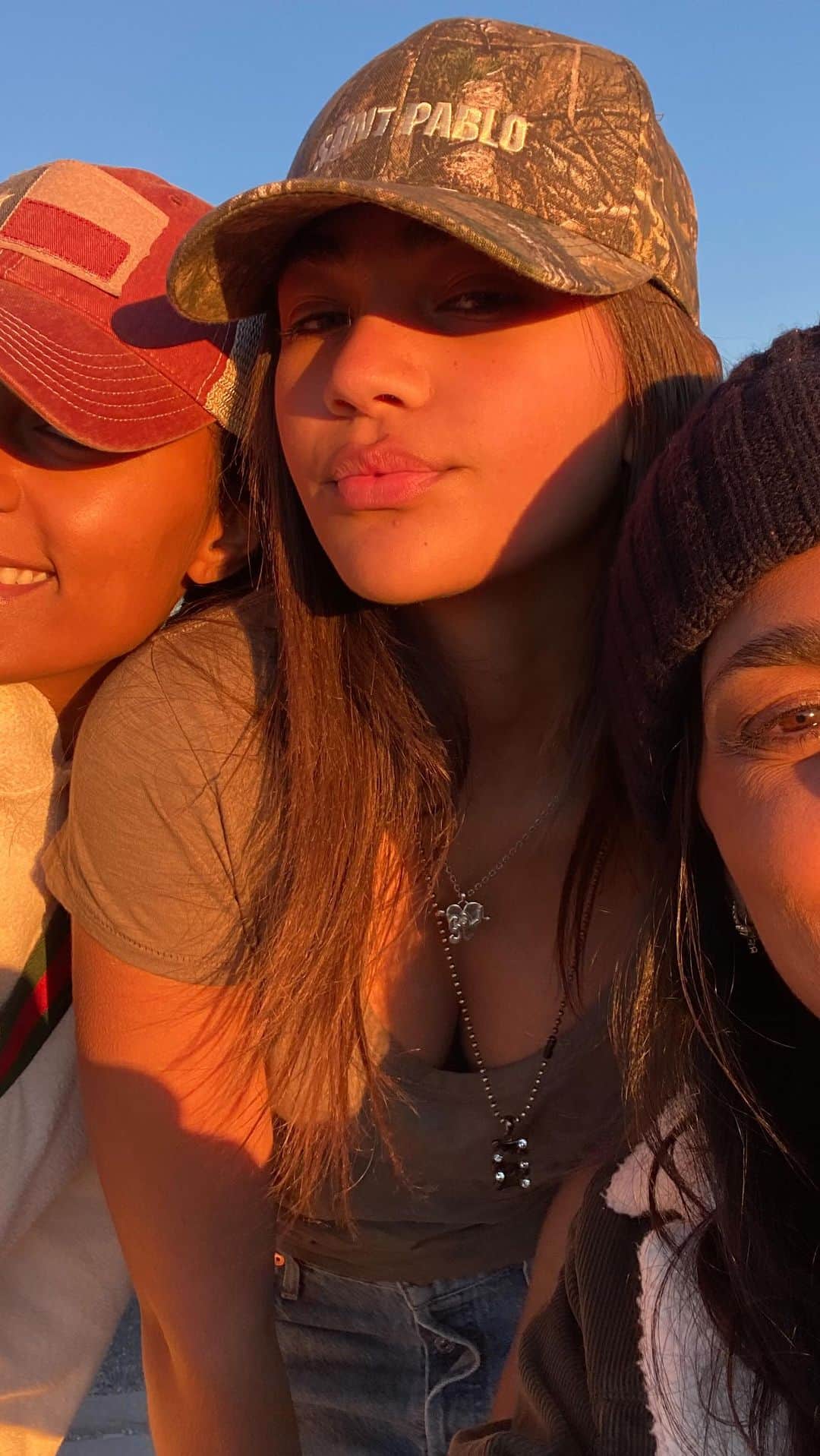 のインスタグラム：「Happy 15th Birthday Baby🤍🌷🎉 You are pure joy pure magic and pure love, you can do anything you set your mind to💞 Our adventures, dancing, laughing, loving, learning, mountain magic and travel wonders are impossibly fun! I can’t wait for more with you each day as your mama! I love you so much Tallulah 🤍🌷💞Happy Birthday!  @tallulah_dash」