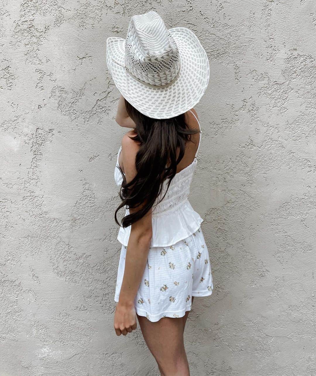 チェイサーのインスタグラム：「MOTHER’S DAY GIVEAWAY  One lucky mama will win a new outfit! Enter to win $150 to shop the Chaser Brand site and $150 to shop San Diego Hat Company!  Rules: 1. FOLLOW us ( @chaserbrand , @sandiegohatcompany ) 2. LIKE this post on BOTH accounts 3. TAG 2 friends in the comments so that they can enter to win too!  Winner will be notified on May 17th by direct message and has 24 hours to claim the prize. No purchase necessary to enter. Open to US residents, 18+ only. This giveaway is not affiliated with Instagram.  #giveaway #giveawayusa #influencer」