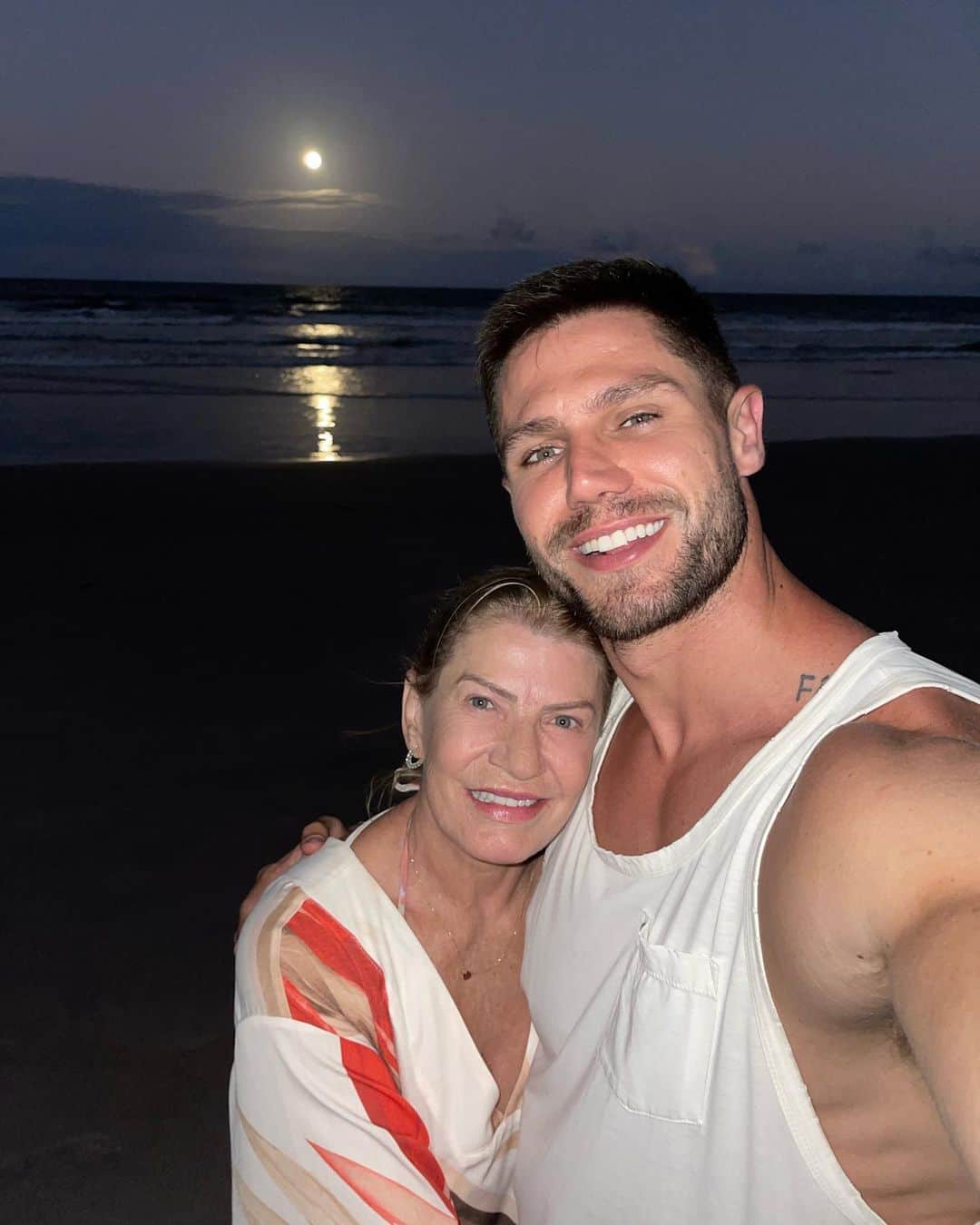 Jonas Sulzbachのインスタグラム：「Amor, gratidão, empatia, respeito, determinação, caráter, humildade… você sempre me mostrou a importância disso tudo sendo meu maior exemplo mãe 🤍 te amo muito, obrigado por tanto. Feliz dia das mães 🌷 @marlene_verruck   E feliz dia das mães pra todas vocês 💖」