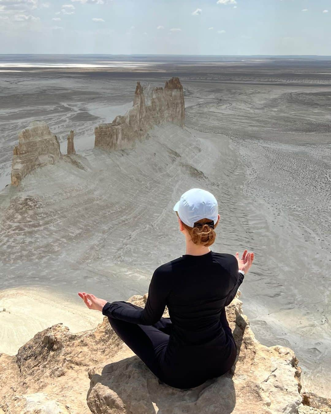 Aya Shalkarさんのインスタグラム写真 - (Aya ShalkarInstagram)「West Kazakhstan, Mangystau • Road trip with @kiaqazaqstan  Rakhmet @allur.kz @kia.doscar.ala ! 🤍」5月15日 2時20分 - aya_shalkar