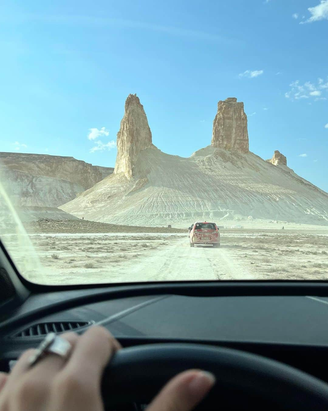 Aya Shalkarさんのインスタグラム写真 - (Aya ShalkarInstagram)「West Kazakhstan, Mangystau • Road trip with @kiaqazaqstan  Rakhmet @allur.kz @kia.doscar.ala ! 🤍」5月15日 2時20分 - aya_shalkar