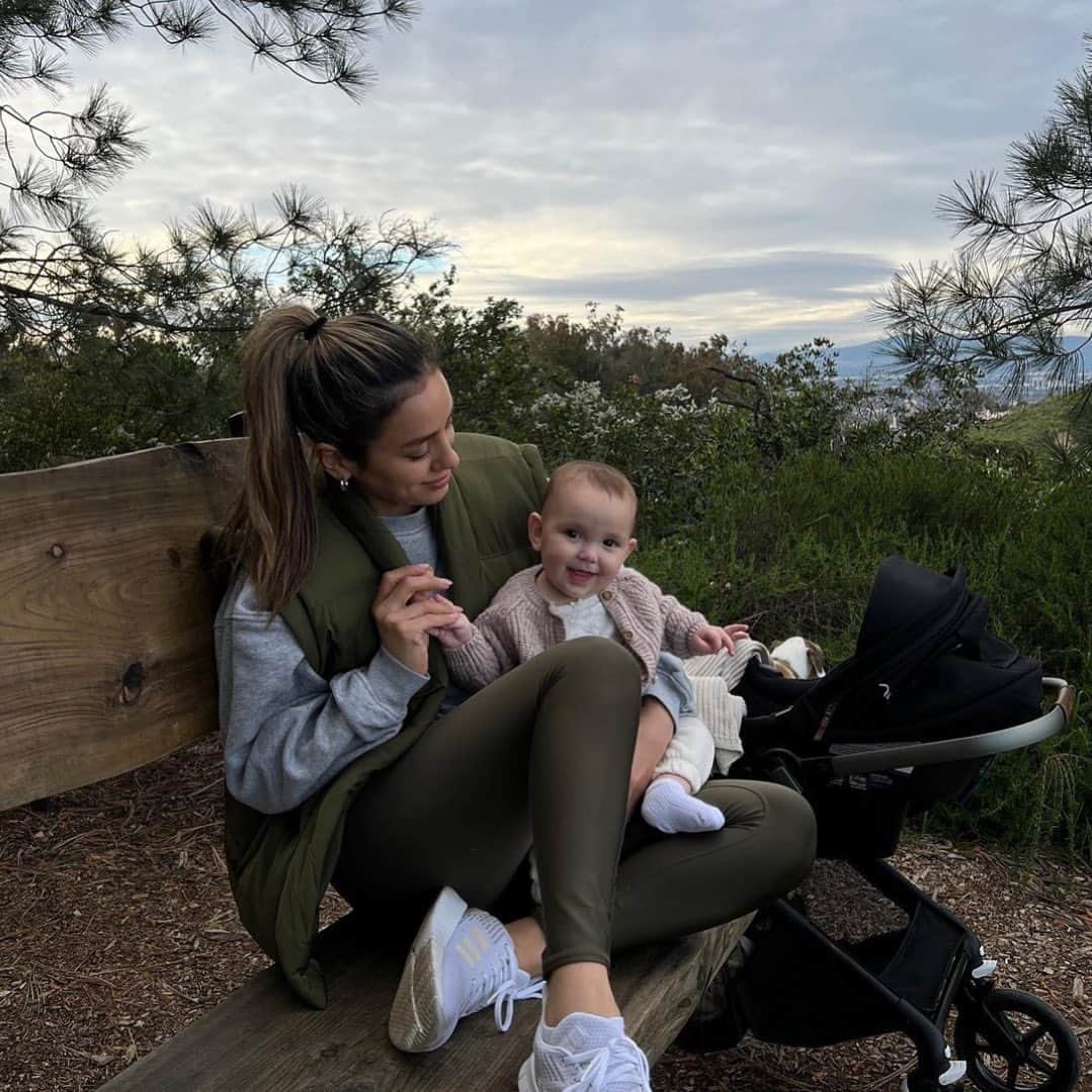 ブランクNYCのインスタグラム：「Mama, you know we love! Happy Mommy’s day to those who celebrate and in whatever journey you’re on. We see you and we’re proud of you! 🌸 @victoriacacosta in our Matcha Latte Vest.」