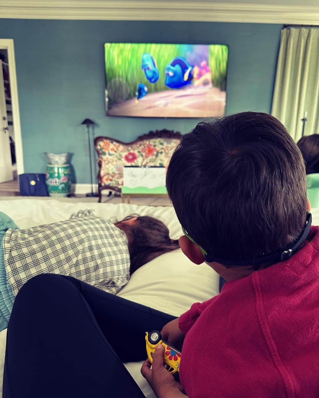 ミンディ・カリングのインスタグラム：「Happy Mother’s Day to those moms who try not to have their kids watch tv during the day, but then one has a sore throat, so you put on Finding Dory for her and then the little one doesn’t want to be left out so you’re all just watching Finding Dory at 10am. And you didn’t shower yet, and may not?」