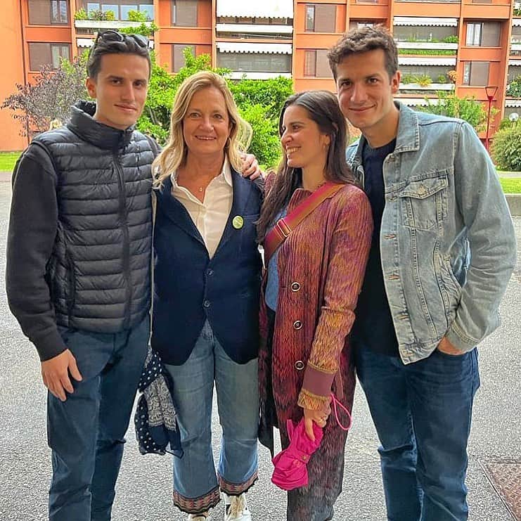 ヴァレンティーナ・マルケイのインスタグラム：「Grande Mami, nel giorno della festa della mamma siamo qui a supportarti per la tua ricandidatura alle Amministrative di Basiglio, la nostra casa, da sempre.  La passione per qualsiasi cosa tu faccia, il tuo amore incondizionato, il tuo supporto in tutto e per tutto, le tue battaglie che diventano anche le nostre, il tuo saper tenerci sempre uniti anche nelle difficoltà, sono solo alcuni dei tuoi superpoteri.  Avanti tutta Mami! Noi sempre con te!  #numberonefans  @betty.marchei」