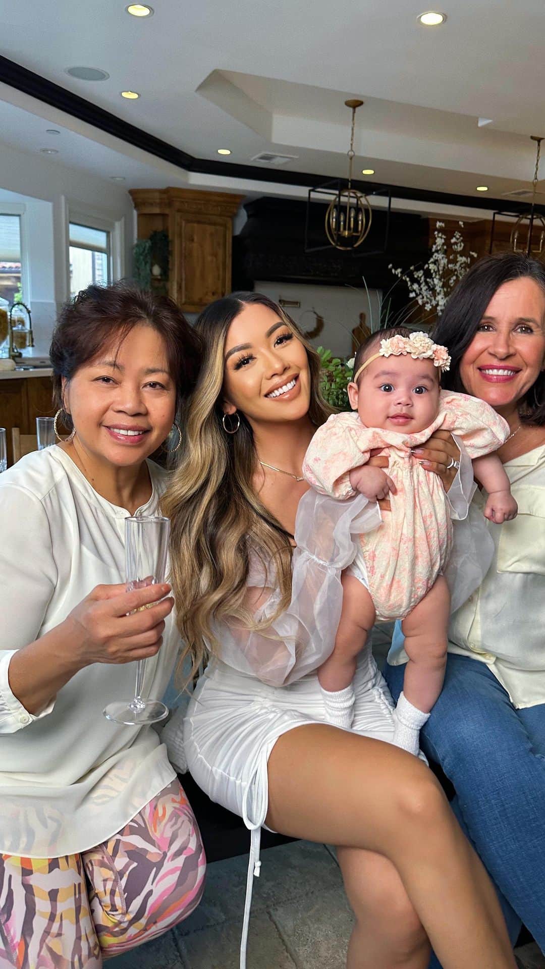 リアン Vのインスタグラム：「I could write a whole book about how grateful I am to have these two in my life. God blessed me with beautiful mothers that bring so much laughter, love, and happiness into my life. 🥹❤️  Wishing a Happy Mother’s Day to all the incredible moms, moms-to-be, mother figures, and moms that are our guardian angels who watch over us from above. We are forever grateful for all that you do. Thank you for making the world a better place with your strength, guidance, unconditional love! 🥰 We love you! 😘」