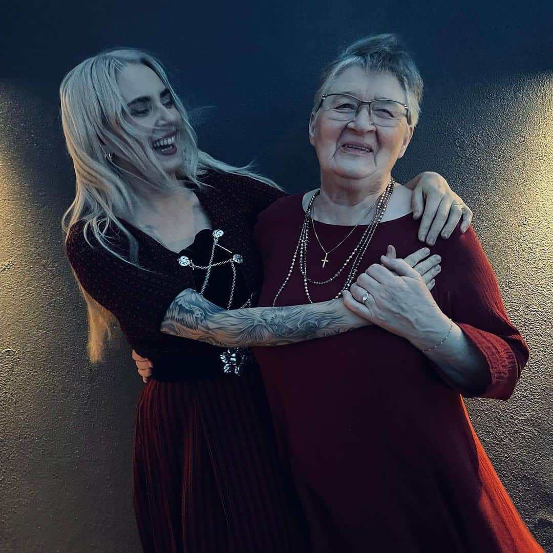 アイヴォール・ポルスドッティルのインスタグラム：「Me and grandma ♥️ I love this woman so much !」