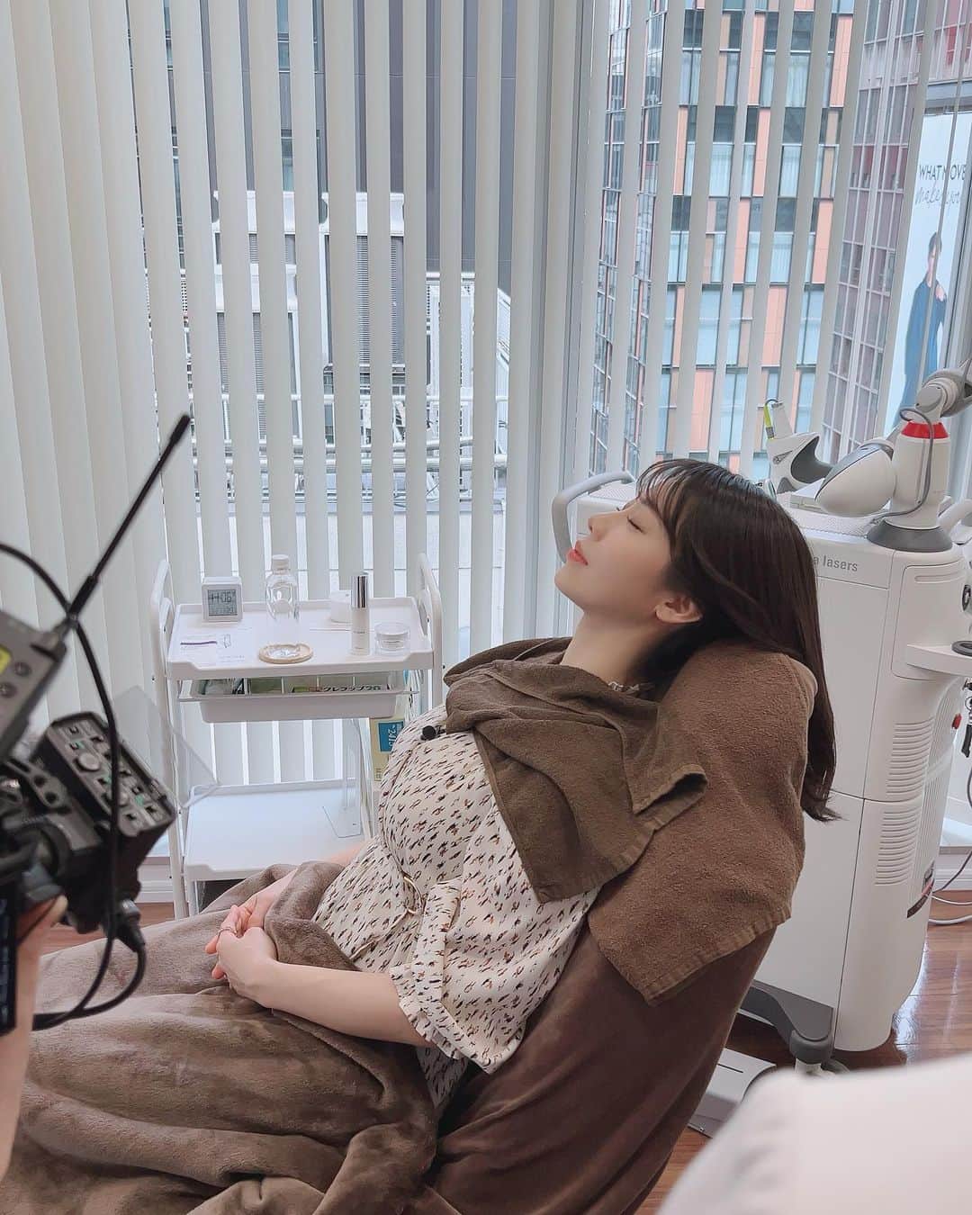 鈴木ふみ奈のインスタグラム：「美研家 #4 は　@tokyototalbeautyclinic  さんにお邪魔してきました🧑‍⚕️  今流行りの人中短縮の施術を受けてきました😳😳 こんな施術があるなんて知らなかった✨  是非LINEで美研家をお友達追加して、毎週見てくれたら嬉しいです❤️‍🔥  撮影後にDr.Kubotaのクリーム、エッセンス、パックをプレゼントして頂いたのですが...  皮膚の専門家が作っただけあってめちゃ良い！！💗 医薬部外品として厚労省の承認を得ないと使用できない、トラネキサム酸が高配合されてるから美白にしたい方は良いかも🥰」