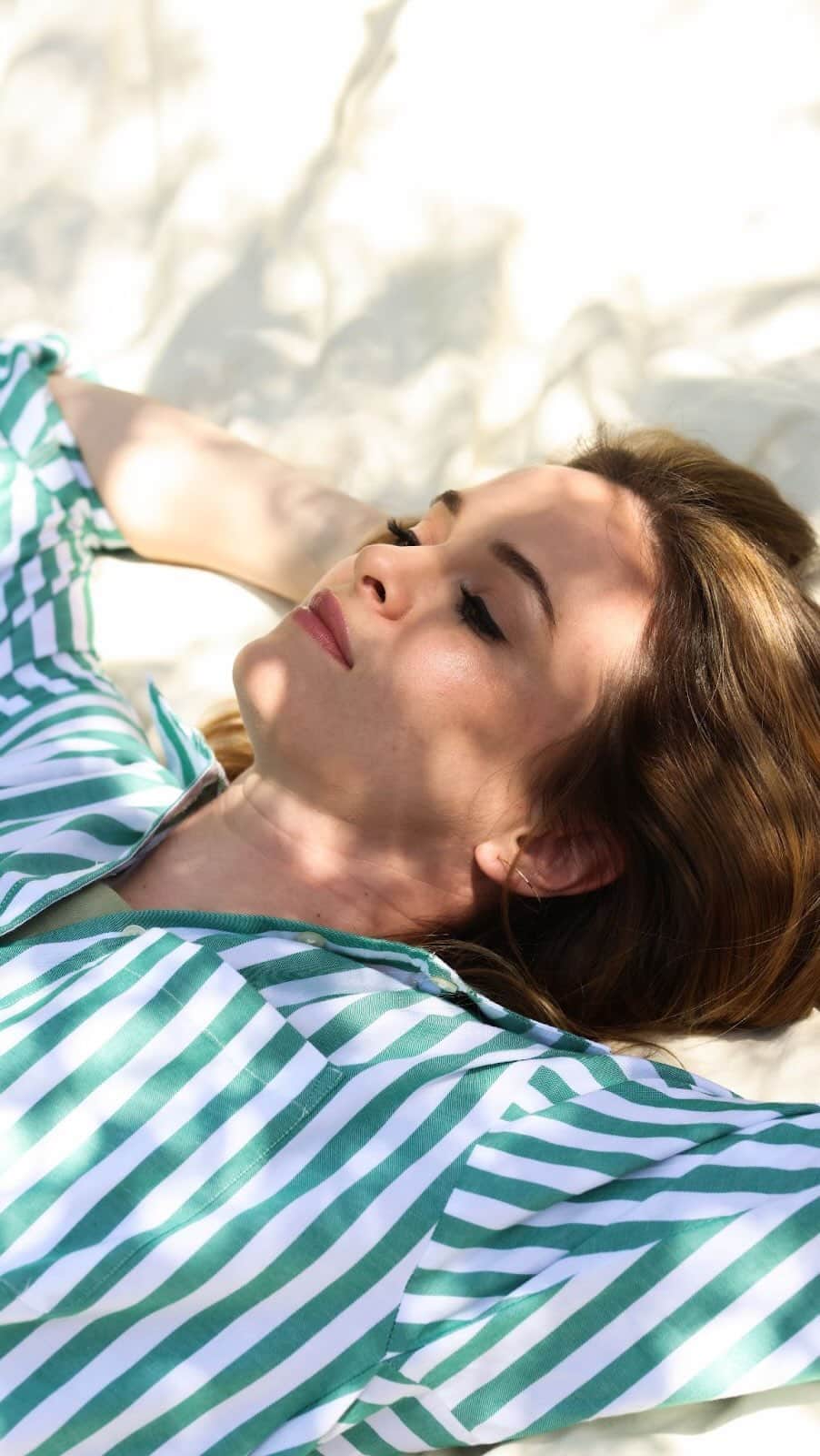 ダニエル・パナベイカーのインスタグラム：「Happy Mother’s Day 💕 Pretending I’m lounging al fresco in Tuscany and soaking up all the time with my family right now.」