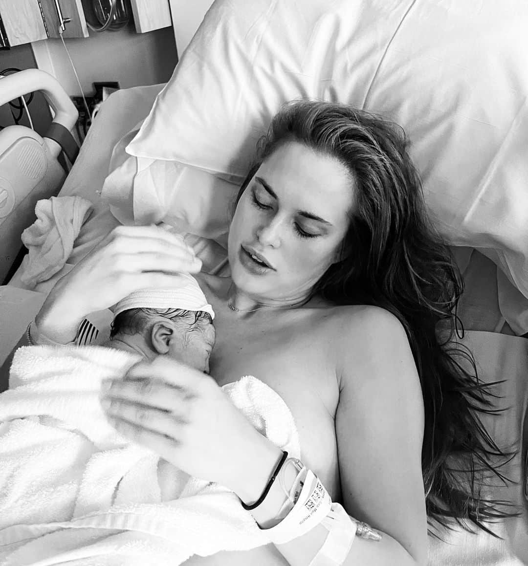 Lana Zakocelaのインスタグラム：「Welcoming to the world my beautiful angel Julian Joseph 4/22/23 He came into this word with the beautiful sunrise. I had the most special and powerful delivery . Still flying high from it! My heart is expanding..and I’m So much in love! Now we are a family of 4!」