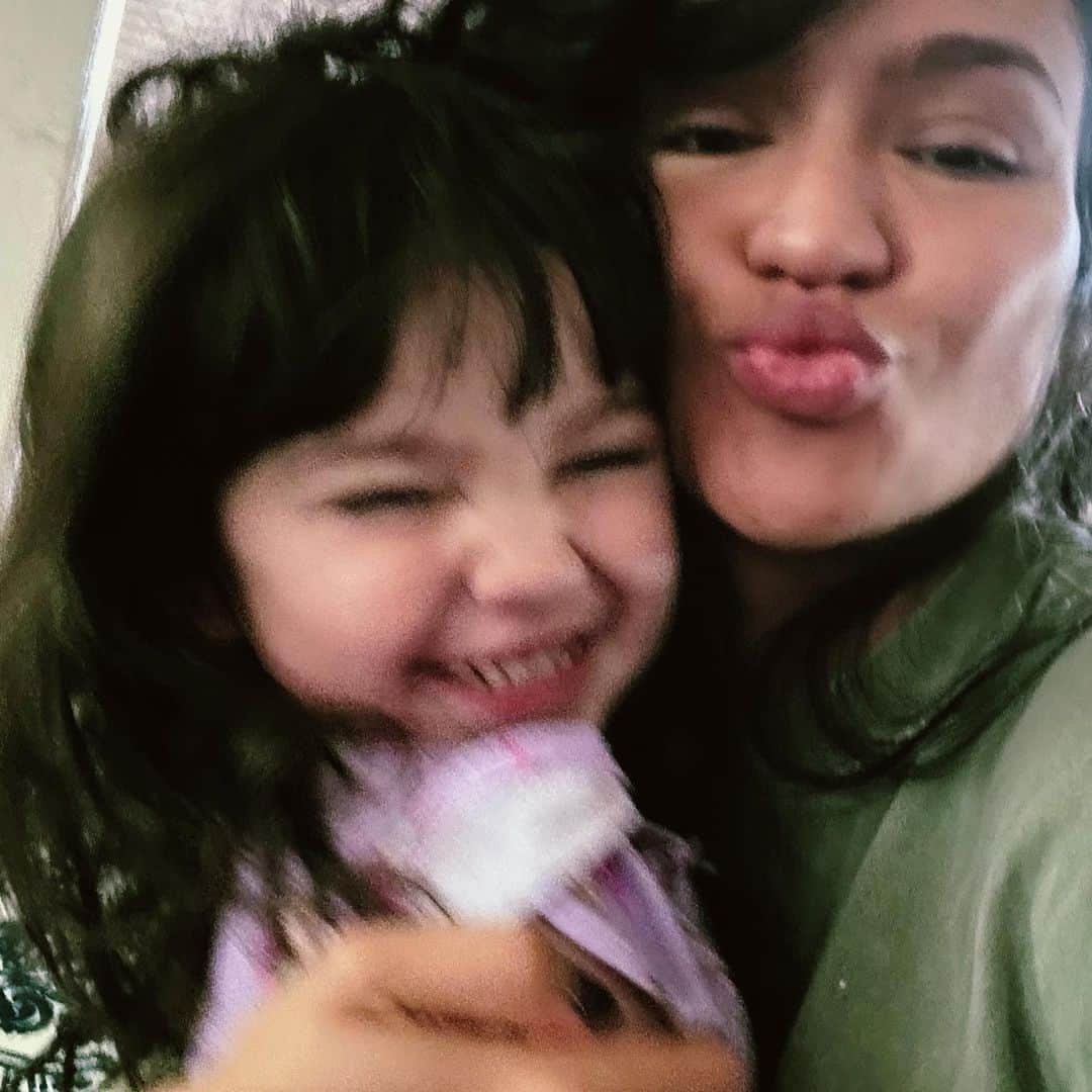 cassieさんのインスタグラム写真 - (cassieInstagram)「So lucky 👩🏻‍❤️‍👩🏻 Nonstop laughter and so much love 💗   Happy Mother’s Day @theewretch + @pamfine 💐」5月15日 3時16分 - cassie