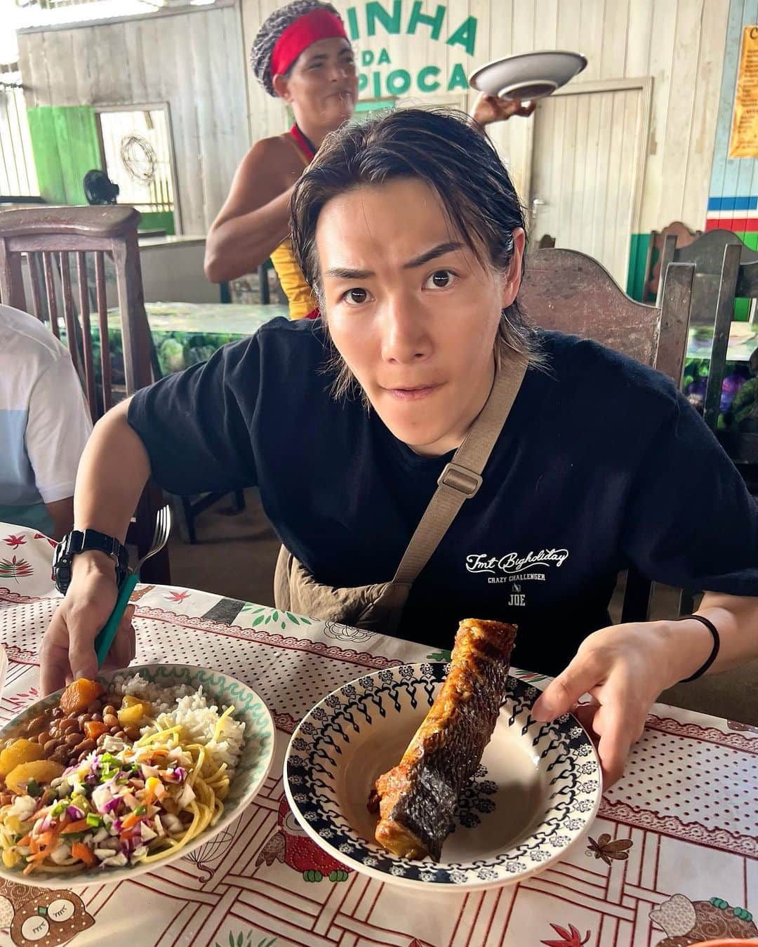 ジョーブログのインスタグラム：「アマゾン川の飯シリーズ！3枚目は亀食べた写真。  化学製品とか一切ない自給自足で自然そのままのナチュラルな食いもんばっかで、日本おる時より元気なってきた。ぜんぶうまいねーん！  今日も生きてるわあ〜🤣」