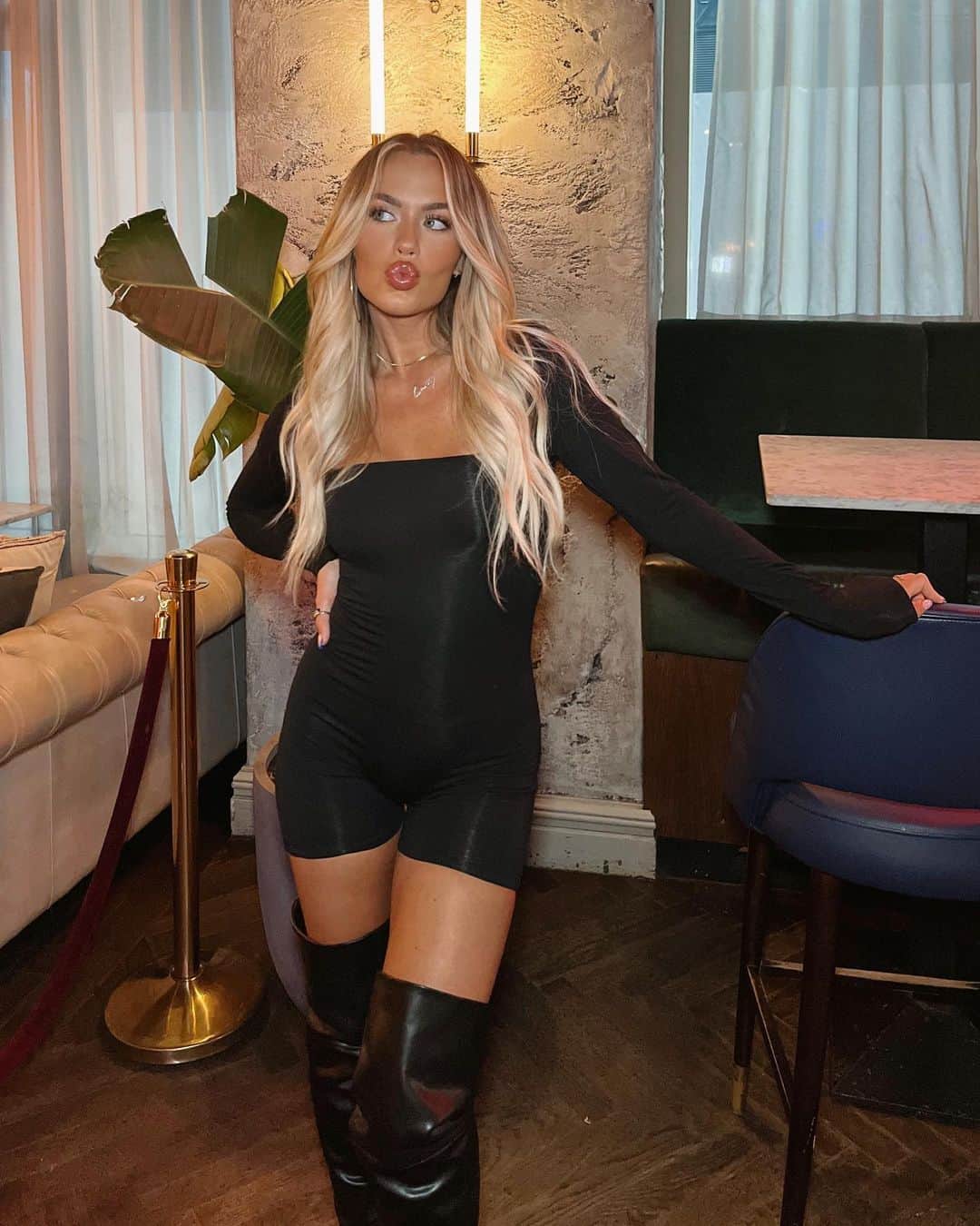 ロッティー・トムリンソンのインスタグラム：「First ever hen do complete ✔️😂 roll on the weddinggg @little_grier 🫶🏼 👰🏼‍♀️ thank you @menagerie_restaurant for making it special for us 🤍」