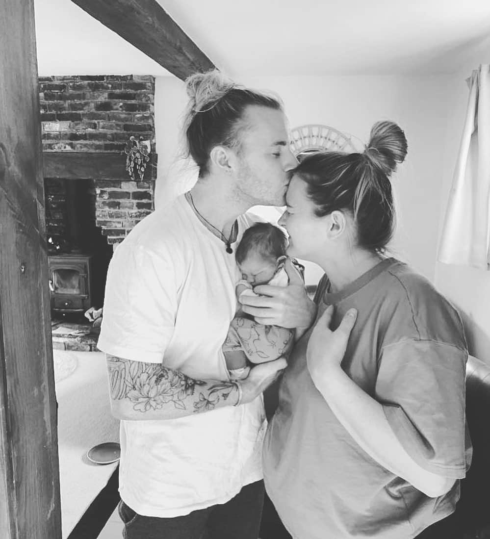 リア・クレインのインスタグラム：「We got🟰on the test 1 year & 1 day ago. Oh how eeeeverything changed ✨  I found out I was pregnant at 6am before heading off on a hen do for the weekend 🤣 I was counting down the days until I could take the test and J couldn’t open his eyes enough to see the lines it was that early 😅 It was a quite strange to find out and then go away for 3 days! Now we have this little cheeky chappy in our lives and it couldn’t be better ❤️ #koa」