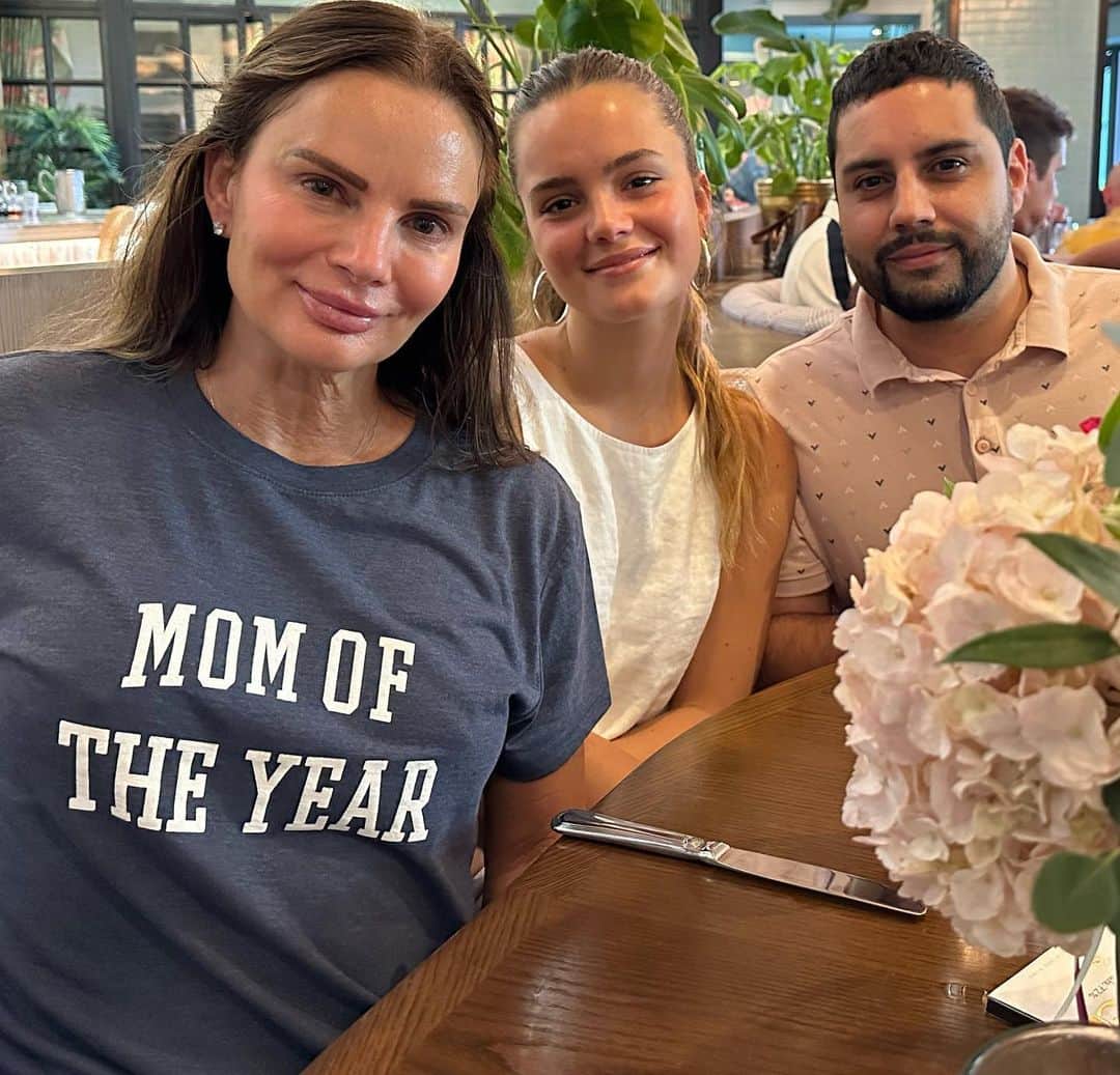 ガブリエル・アンウォーのインスタグラム：「Mama’s Day Brunch with @paisleyverea @yaseenmalnik @shareefmalnik missing @willowxylia & Hugo!」