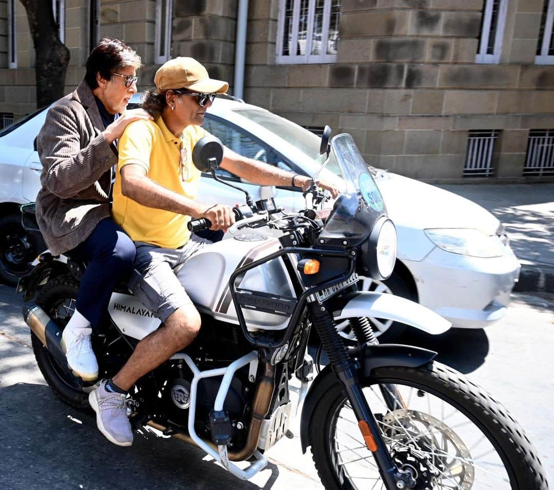 アミターブ・バッチャンさんのインスタグラム写真 - (アミターブ・バッチャンInstagram)「Thank you for the ride buddy .. don’t know you .. but you obliged and got me on time to location of work .. faster and in avoidance of the unsolvable traffic jams .. thank you capped , shorts and yellowed T - shirt owner」5月15日 3時31分 - amitabhbachchan