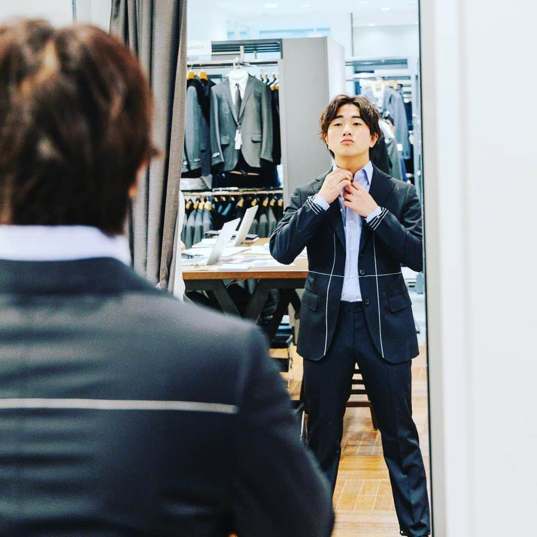 そらちぃさんのインスタグラム写真 - (そらちぃInstagram)「5/10よりザ・スーツカンパニーから「SUIT SQUARE」に新しく生まれ変わりました、SUIT SQUARE TOKYO GINZA店にお邪魔して、オーダースーツを作ってきました！！ 27歳の目標は「気品のある漢になる」だったので落ち着いた印象のブラウンをチョイスしました！早く袖を通したくてワクワクします。笑 ここTOKYO GINZA店では骨格診断士スタイル診断も期間限定で体験できます。 6/18（日）まで全品10%OFFのセールしているらしいので是非チェックしてね✌🏻  #THESUITCOMPANY #SUITSQUARE #スーツスクエア #オーダースーツ #PR」5月14日 19時05分 - sora_fdmr1