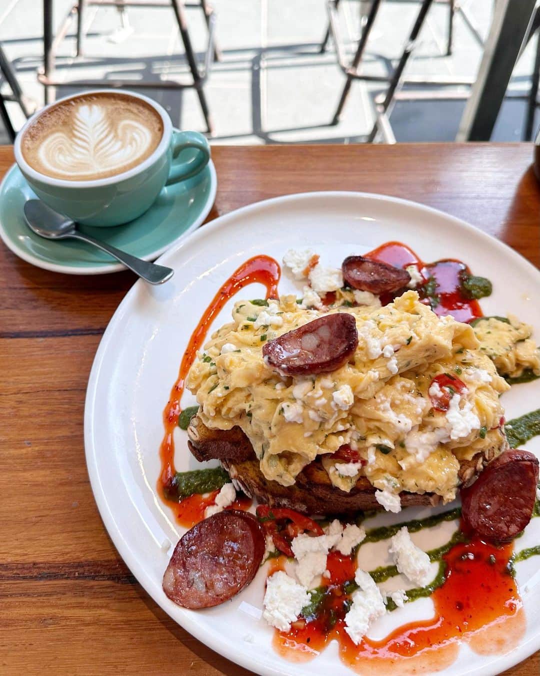 水越愛華のインスタグラム：「Cafe♡  せっかく コーヒーの街メルボルンに 来たからカフェ活しないと〜 と思って1件目☕️🤎  おすすめのお店あったら 教えてください〜🕊🫶🏻  #Melbourne#australia  #twobirdsonestone #coffee#cafe」