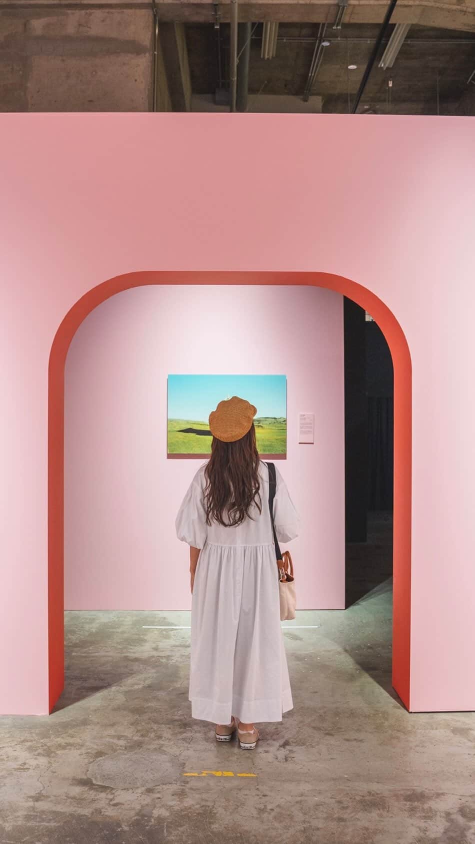 のインスタグラム：「ㅤㅤㅤㅤㅤㅤㅤㅤㅤㅤㅤㅤㅤ #ウェスアンダーソンすぎる風景展 に やっといけました🥹🫶 ㅤㅤㅤㅤㅤㅤㅤㅤㅤㅤㅤㅤㅤ どの写真もめちゃよかったし まだ行ったことない場所ばっかりで… 本当にまたあちこち飛び回りたい😭✨ かなり旅欲が刺激された展示だった… 行ってよかったなぁ。 ㅤㅤㅤㅤㅤㅤㅤㅤㅤㅤㅤㅤㅤ そして旅に行きたくなるなると同時に、 身近な今いる場所の景色にももっと目を配ろう と思える風景展だった。 ㅤㅤㅤㅤㅤㅤㅤㅤㅤㅤㅤㅤㅤ "あなたのまわりは旅のヒントであふれている" Discover adventure everywhere around you. ㅤㅤㅤㅤㅤㅤㅤㅤㅤㅤㅤㅤㅤ ------------------------------------------ 📍 @awa__tokyo  🗺️ 東京都品川区東品川2-6‐4／寺田倉庫G号  👣 天王洲アイル駅より徒歩5分 🗓️ 2023.4.5 - 2023.5.26 [休館日無し] ------------------------------------------」