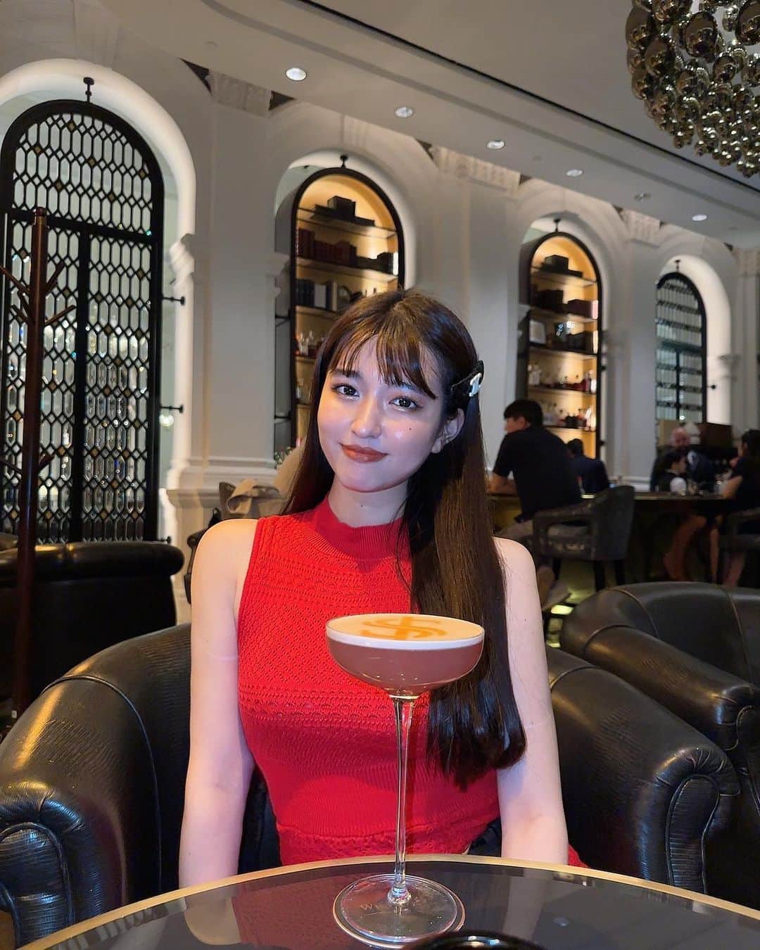 ぷかさんのインスタグラム写真 - (ぷかInstagram)「コナンに出てきたラッフルズホテルのシンガポールスリング🍷❤︎ ・ 本当のはバラ色のだけど度数が高すぎだから類似のやつにしてもらった ・ ・ ・ ・ ・ ・ ・ ・ ・ ・ ・ ・ #singapore #singapore🇸🇬  #raffleshotel #ラッフルズホテル  #シンガポール #シンガポール生活 #東南アジア #フリーモデル #ビジョビ #広告モデル #旅女 #旅スタグラム #ホテル #ホテルバー #バー」5月14日 18時38分 - fuuuuu215