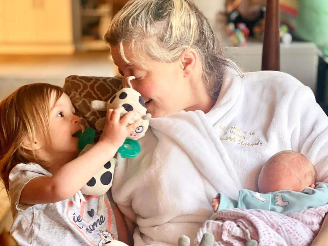 コリン・ドネルさんのインスタグラム写真 - (コリン・ドネルInstagram)「A very Happy Mother’s Day @pattimurin ❤️! Cecily and Lorelai couldn’t be luckier to have such a loving, smart, funny, patient, kind, book loving, all around badass Mama.  I know you wanted a goat but i hope you’re ok with a reminder you hung out with Kangaroos!  We love you! ❤️ 💥」5月14日 18時38分 - colindonnell