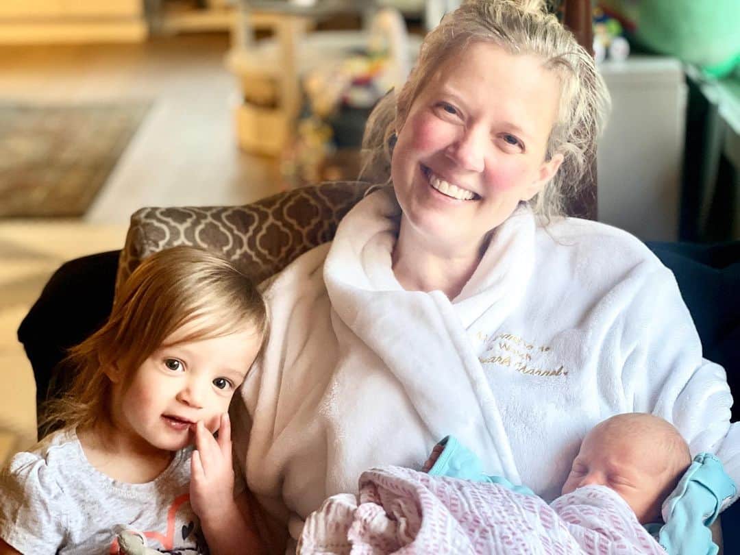コリン・ドネルのインスタグラム：「A very Happy Mother’s Day @pattimurin ❤️! Cecily and Lorelai couldn’t be luckier to have such a loving, smart, funny, patient, kind, book loving, all around badass Mama.  I know you wanted a goat but i hope you’re ok with a reminder you hung out with Kangaroos!  We love you! ❤️ 💥」