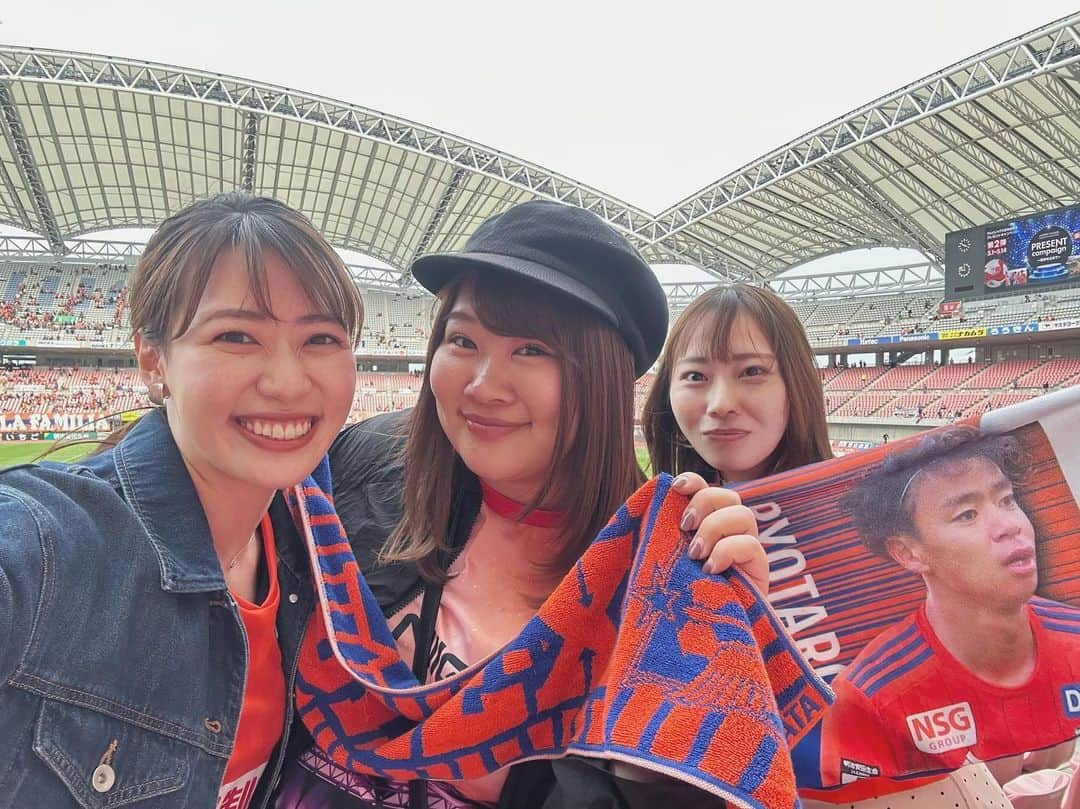 大西遥香のインスタグラム：「. 横浜FM戦 +3🧡  昨シーズン王者に逆転勝ち！！ 三戸選手のゴールは鳥肌ものでした🥹  今季ようやく応援に行けた試合で チカポン、りほさんと こんな最高な試合見られて幸せです🥰  #albirex #アルビレックス新潟 #横浜fm #デンカビッグスワンスタジアム」