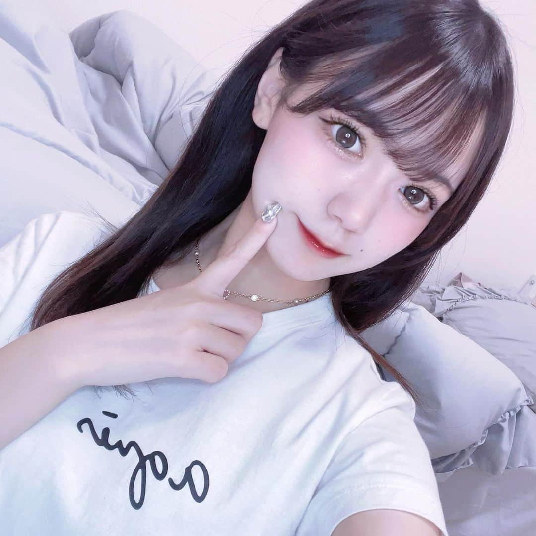 ゆあにゃんのインスタグラム：「.  毎日眠たいお腹すく生きてる」