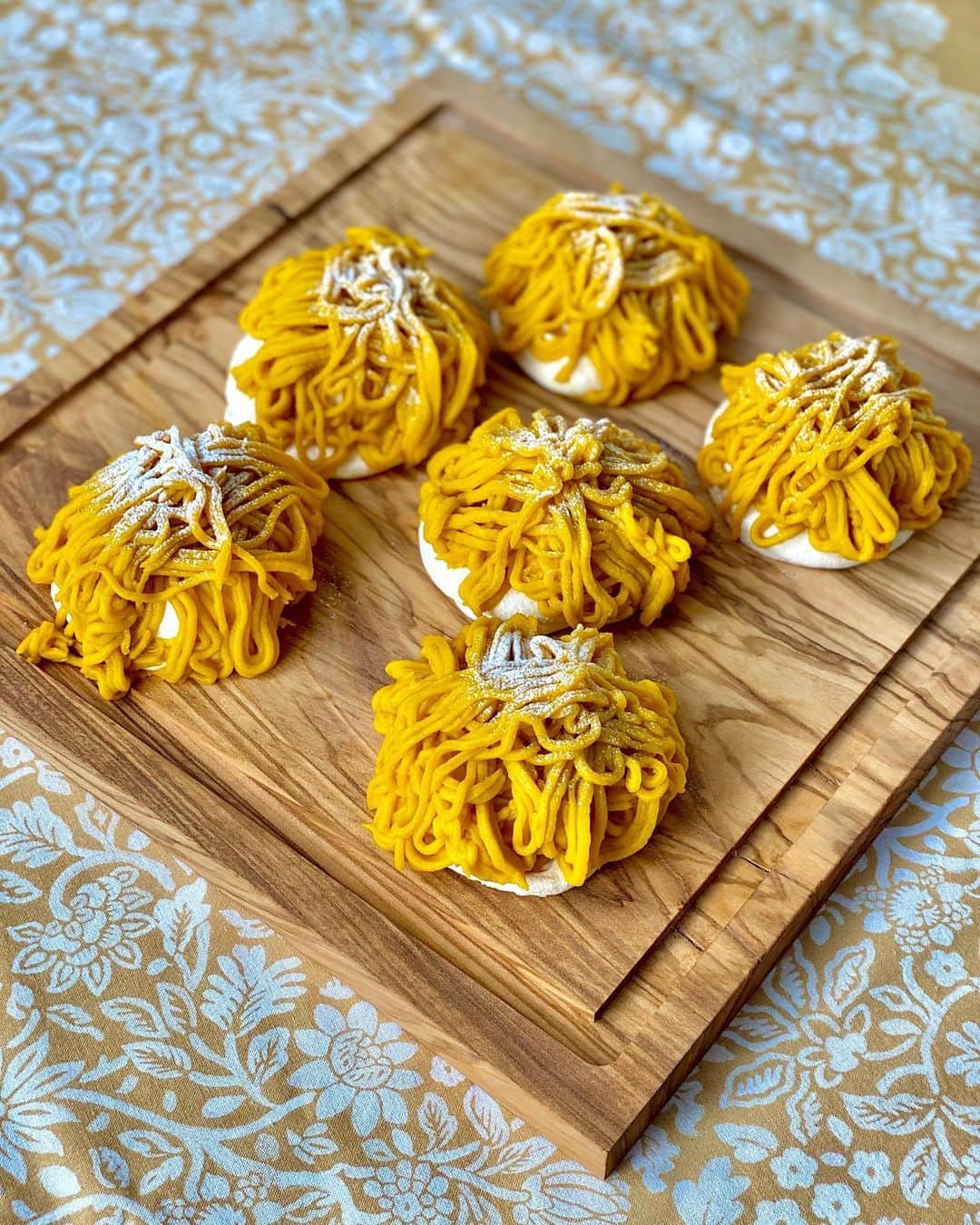 のインスタグラム：「M’sTABLE 速水流〜カボチャマフィン 栗を使ったモンブランは有名だが これはそのモンブランにも負けない味わいがある　土台のサクッとしたメレンゲの軽い食感がまた良い  レシピは概要欄で！ #youtube#mstable #cookinglover#kitchenlover#passion #foodpassion#foodlover#foodlove #cooking#recipe#halloween  #カボチャ#モンブラン#カボチャモンブラン #メレンゲ#スイーツ #レシピ#レパートリー#美味い#簡単レシピ #良い1日を #mocomichihayami#hayami #速水流#速水茂虎道#速水もこみち」