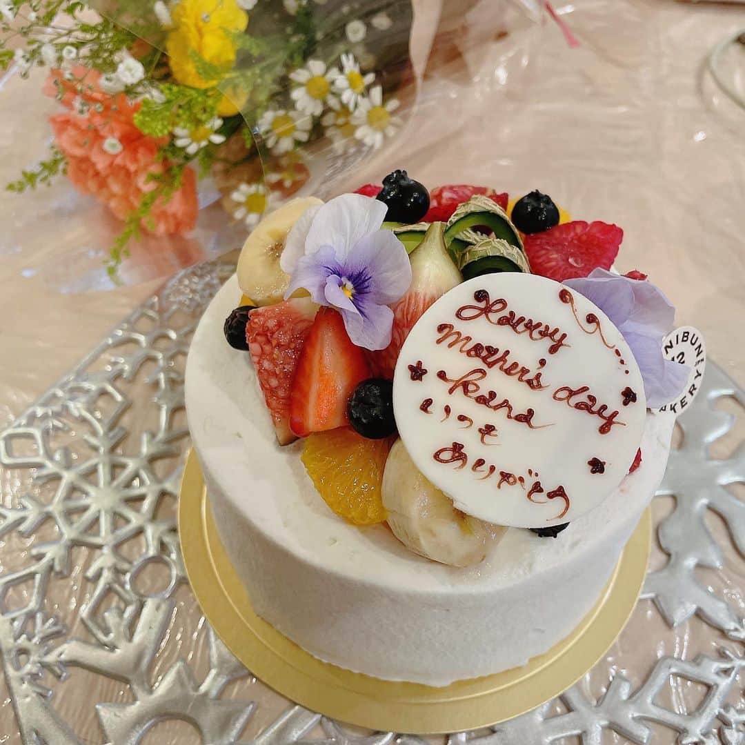 のインスタグラム：「今日は子どもを産んで初めての母の日。  双子の育児が大変で、夫婦2人とも寝不足でイライラが溜まってしまってぶつかったりもするけど、今日散髪に行ったこーくんが帰りにケーキとカーネーションを買ってきてくれて、ケーキの文字に涙でした😭  大変だけど、本当に子どもは可愛いなと思うし、2人のために母ちゃん頑張る😤💪  母と義母には紫陽花の鉢植えを贈りました。喜んでもらえてよかった☺️  そして今日はちょびちゃんが家に遊びに来てくれて、子どもを産んでから基本ずっと家にいるので久々に生で友達と会えて話せて癒されました。フルーツサンドの差し入れと、ゆうピーはるピーのキーホルダーを作ってくれてありがたい！  ２ヶ月過ぎたら、徐々におでかけも頑張りたい！！  #母の日」