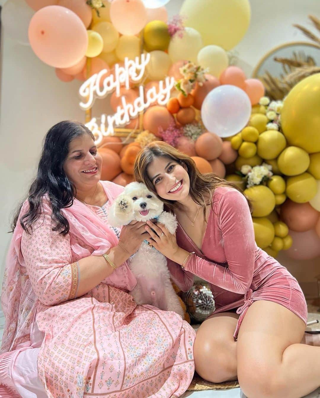 Sakshi Malikさんのインスタグラム写真 - (Sakshi MalikInstagram)「Here’s to the woman who always know how to brighten my day and make me feel loved! @anjusinghmalik 💞 I want to take a moment to express my deepest gratitude for all the love, sacrifice, and support you've given me throughout my life. From my earliest days to now, you've been my guiding light – teaching me right from wrong, showing me how to be strong and resilient, and always being there with a listening ear and a comforting hug when I needed it most. 🥰💕 Your love and faith is something truly special, and I am grateful every day for the blessing of having you as my mom. ❤️  So on this Mother's Day, I just want to say thank you. Thank you for all the sleepless nights and endless worry you've endured on my behalf. Thank you for all the tough love when I needed it, and all the warm hugs when I needed comfort. Thank you for being my role model, my confidante, and my friend. And most of all, thank you for simply being you – the most amazing and wonderful mom in the world. ✨  I love you more than words can say, mom. Happy Mother's Day! ❤️❤️❤️」5月14日 18時52分 - sakshimalikk
