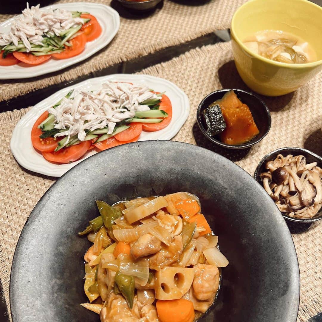 のインスタグラム：「とある日の夜ご飯🤏🏼  ・野菜たっぷり酢鶏 ・棒棒鶏 ・かぼちゃの煮物 ・きのこ類のマリネ ・お味噌汁  冷蔵庫にたっぷりお野菜が余ってる時はいつもこれに頼る…😱🖤 今回はタマネギとピーマンとパプリカとにんじんとヤングコーンとレンコンを入れました🥜 揚げないでも味がしみて美味しい☺️  #酢鶏 #手作りご飯 #夜ご飯 #今日の献立」