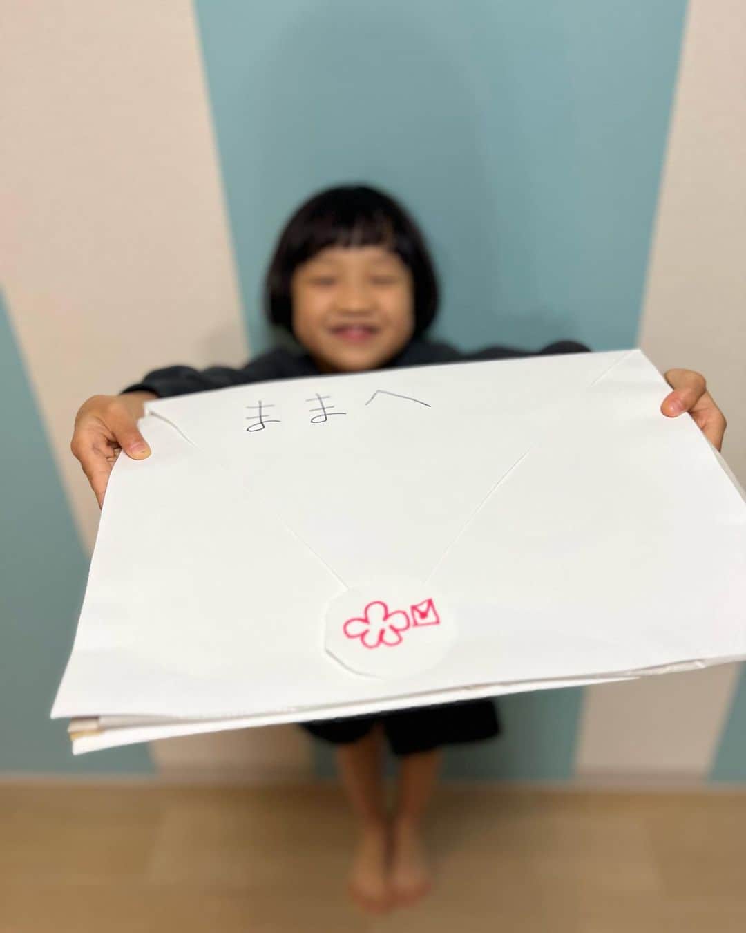 いとうまゆさんのインスタグラム写真 - (いとうまゆInstagram)「#母の日 絵とお手紙と封筒を嬉々として 作ってくれました。 ありがとう🥹」5月14日 18時46分 - itomayu0411