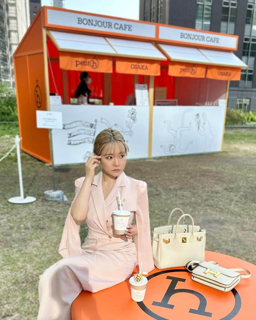 YuhKawasakiさんのインスタグラム写真 - (YuhKawasakiInstagram)「📍HERMES CAFE🧡  エルメスのpetit h ― プティアッシュ 5/18までの期間限定です☺︎ ： ： ： ： ： ： ： ： #HERMEScafe #petith#hermespetith #エルメスカフェ#エルメスプティアッシュ #バーキン30#コンスタンス#エルメスコンスタンス#中之島美術館 #中之島カフェ#期間限定カフェ#大阪カフェ#中之島グルメ #大阪カフェ部 #hermesbirkin #hermesconstance #アラフォーコーディネート #骨格ストレートコーデ #カフェ好き #ティータイム#大阪観光#大阪デート #大阪在住#エルメスバーキン #エルメスバーキン30 #トランカー」5月14日 18時47分 - yuhkawasaki