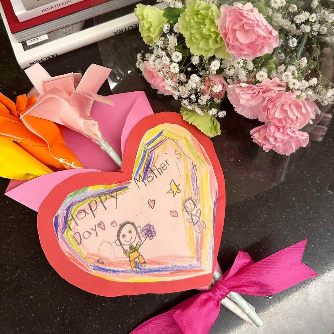 kyoco_ococさんのインスタグラム写真 - (kyoco_ococInstagram)「かわいい手作りのブーケと花束をもらいました。嬉しいよ🥹 ありがとう🤍 手作りのお手紙やクラフトは宝物🫰🏻  Happy Mother’s Day 🌷  #happymothersday#母の日」5月14日 18時48分 - kyocoococ