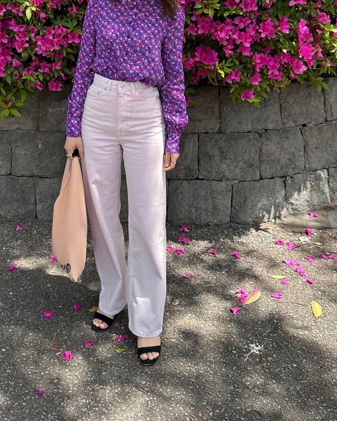 のインスタグラム：「. 最近の私服はピンク、花柄多めだったなぁ💐 . #私服 #ファッション #コーディネート #春コーデ #春服 #洋服 #fashion #coordinate #spring #outfit #wear #chr_code」