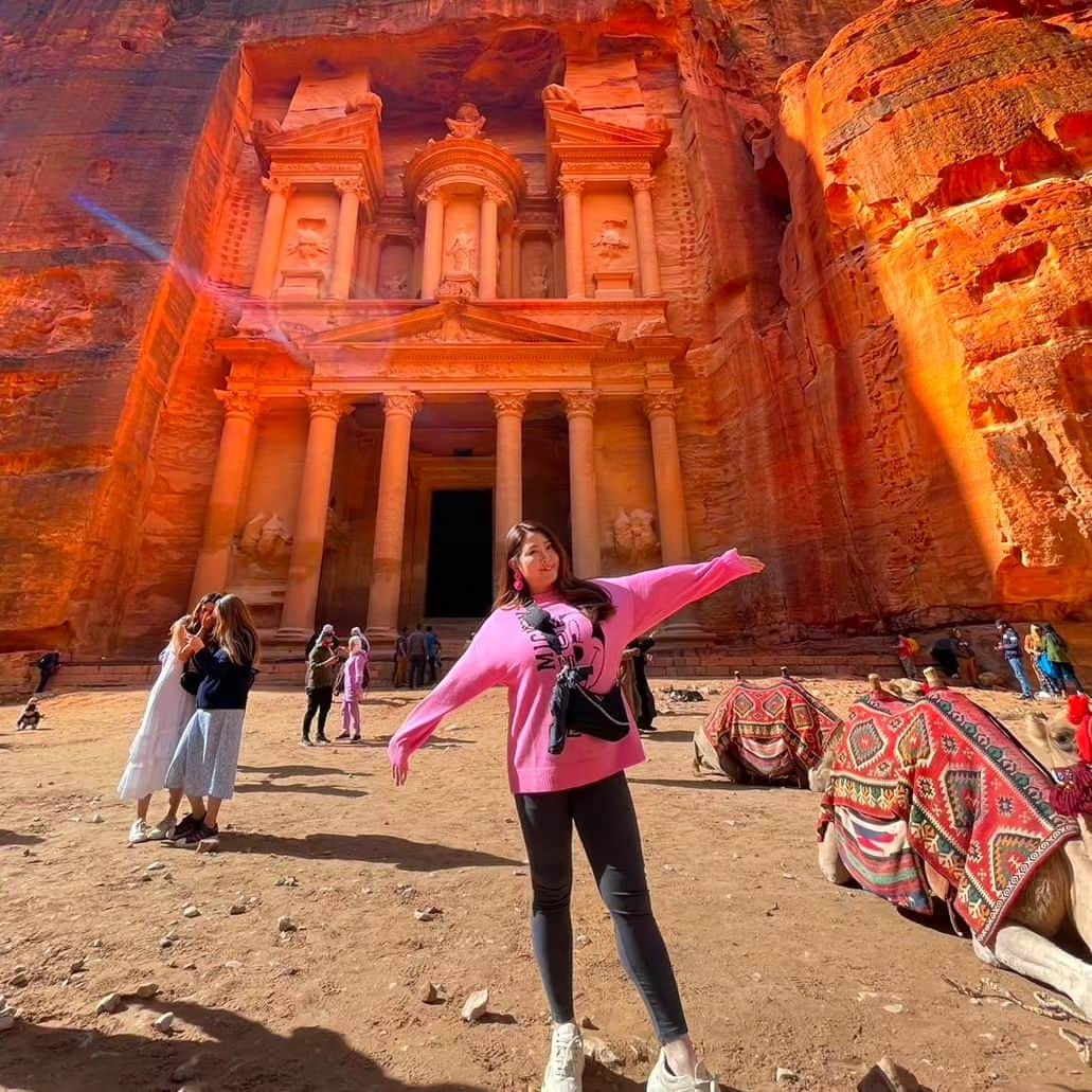 うさまりあのインスタグラム：「. . . ヨルダン🇯🇴のペトラ遺跡いったときの～🙆 . インディーローパージョーンズのロケ地となった　#エルハズネ！！ . . いろんな世界遺産や遺跡をみてきたけどトップ3に入る感動でした！！ . エルハズネが現れるまでの美しい岩壁の道のりが本当に忘れられない👏👏👏 . . . . . . おすすめの世界遺産はありますか？ . . . . . . . ◆お知らせ うさまりあファンクラブ開始しました！ もっと水着👙での画像📷や動画📹を みたい方はFantiaで見れます！ プロフィール欄のリットリンクより ファンクラブへ飛んでね！！ 【Fantia】https://fantia.jp/fanclubs/36910 . . . .  . . #photography #petra #jordan」