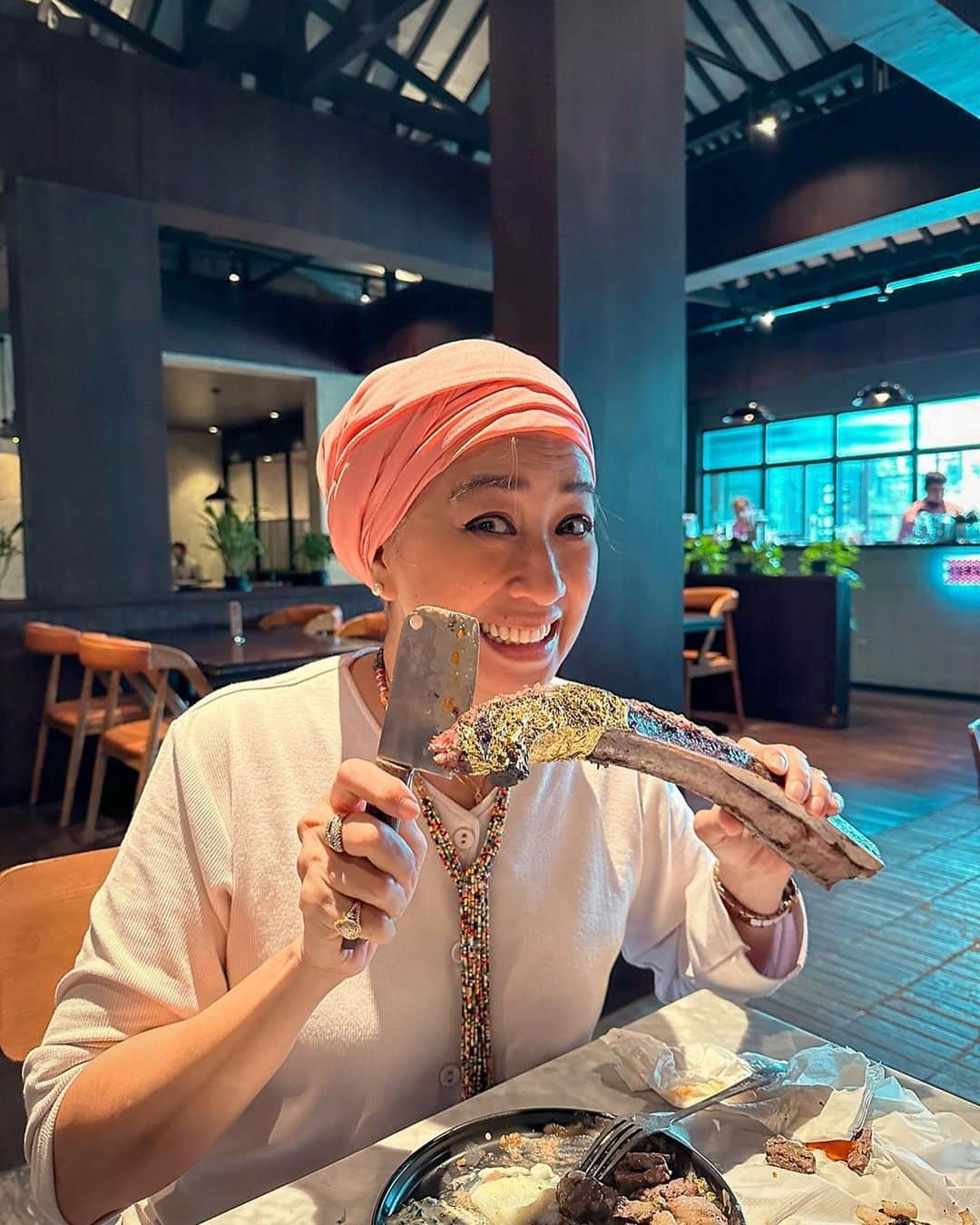 Kimberly Ryderさんのインスタグラム写真 - (Kimberly RyderInstagram)「Happy Birthday & Happy International Mother’s Day to my international model of a mother @irvina_zainal! 🤍  Happy Birthday juga Natty @natasharyder!  We spent the afternoon eating some drool-worthy tomahawk steak (covered in gold!) and some other fancy food that was delish. I recommend the Japanese A5 wagyu. 🤔🤤 @sir.loin.jkt 🥩」5月14日 18時51分 - kimbrlyryder