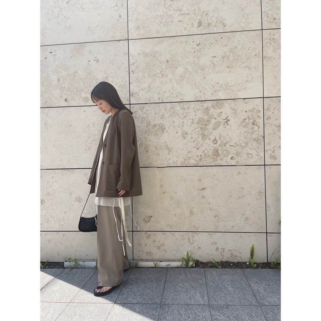 野尻美穂のインスタグラム：「レイヤードありなしどちらも好きです。  ブラウンワントーンはなんとなくアイテム毎に選んでいたカラーが絶妙なワントーンに揃って最初からする予定だった合わせ🥹✨ 服作りしていると過程で自分の気分がわかったりするからそれも楽しい🥰  メッシュはHで見つけたミドリカワ🫶🏻森岡ちゃんいつもありがとう❤️‍🔥  #wai_ships」