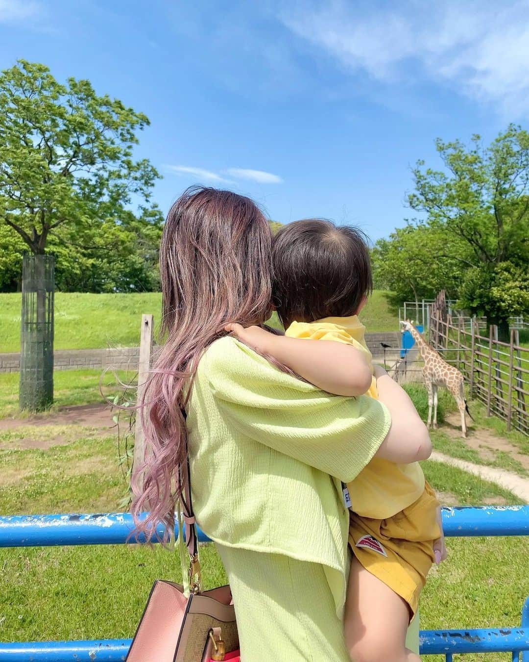 あさにゃん（川北愛紗奈）のインスタグラム：「千葉市動物公園🦒❤︎.* ⁡ GWにお義母さんもお誘いして みんなで行ってきました😘🌈 ⁡ 最近になって動物に激ハマリな息子は 象さん🐘見ると ｢ゾウー｣って言ったり ライオンさん🦁は｢ガオー｣って真似して ゴリラさん🦍には｢パパ｣って言うように... (私が教えちゃいました(´>∀<｀)ゝwww) ⁡ 最後に動物園に行ったのは約1年前で その時はよく分かってない感じだったけど 今回息子もある程度動物を知った上で行って 目をｷﾗｷﾗさせてキリンさん🦒に手振ったり 興味津々ではしゃぐ姿を見れて嬉しかった💖 ⁡ お義母さんともお出かけできて良かった😆💕 ⁡ #千葉市動物公園 #動物園 #家族でお出かけ #仲良し家族 #子連れお出かけ #2歳男の子 #男の子ママ #2人目妊娠中 #令和5年ベビー」