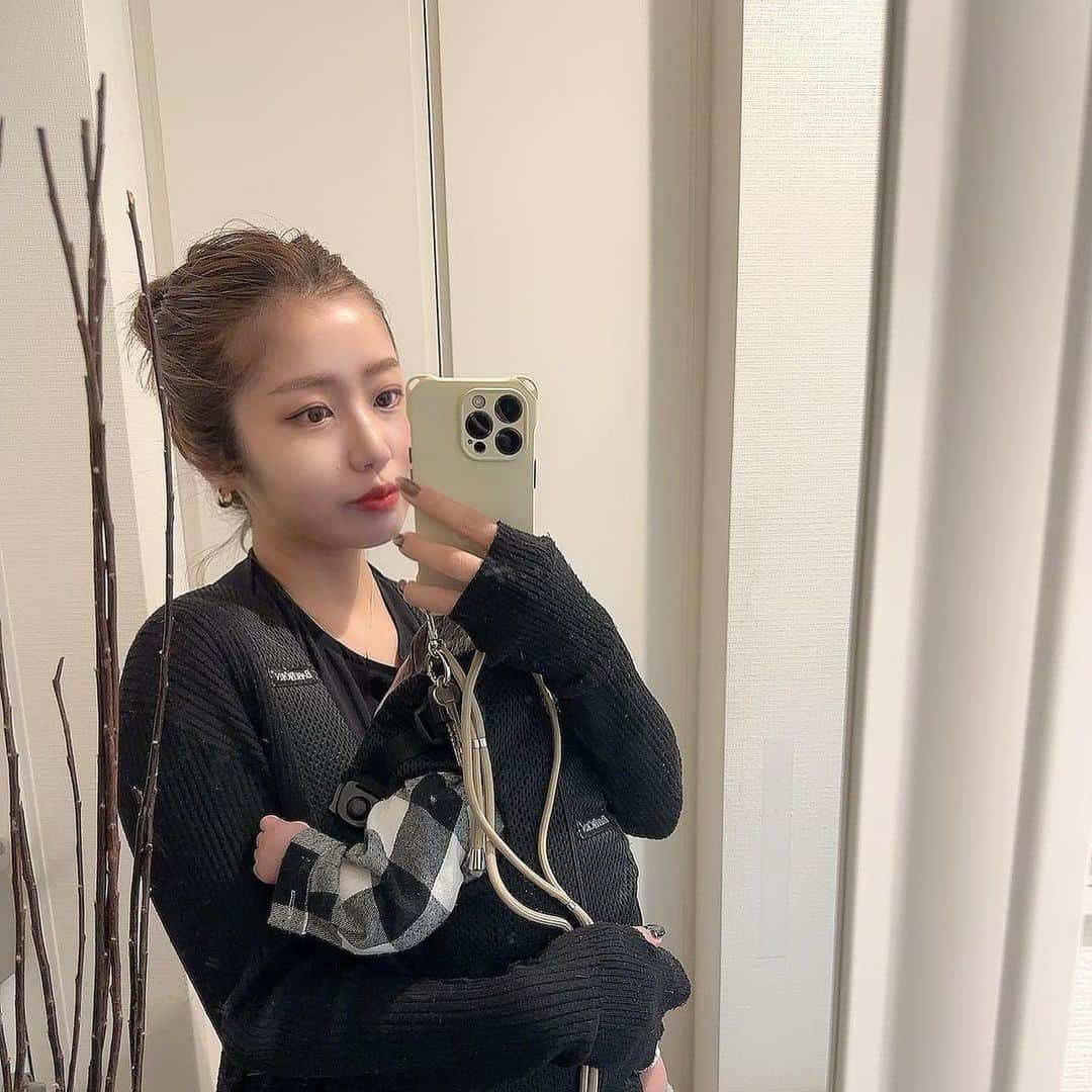MAOIWATAのインスタグラム：「髪の毛伸ばし中🥺⭐️ 今毛先とかもケアするの必死。 ヘアケアの美容家電も、 ずーーーーーっと気になってる😳 YA-MANのやつ欲しいなあ…💭 (ずっと買えてない😂) おすすめヘアケア知りたい！💁‍♀️  今日はそこまで大雨じゃないから 近所のスーパーへっ😇👶！ 大量に買って帰宅してからは 作り置き職人となり色々作った日曜日〜！🍳 料理は昔からしてるから好き❤️ 意外って言われるけどね😁w  今日は母の日なんだね🌹 世の中のお母さんたち、 いつもお疲れ様です❤️  さあゆっくり今日はさせてもらお😆🍑  #抱っこ紐 #男の子ママ #ヘアケア #ママコーデ」
