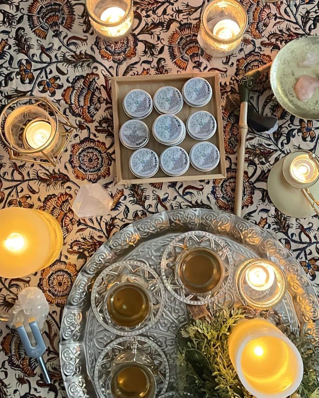 のインスタグラム：「Botanical Ceremony🧘🌿🤍  with @chiepanda 🌱  CBD YOGA @greeus.cbd & Rape´ Ceremony 🌏✨  愛のバイブレーションに包まれて、 温かすぎて涙が溢れた。。。🥲🫶🤍  人間の基本的な脳波は、 δ(デルタ）波：0.5〜4Hz未満  寝ている状態 θ(シータ)波：4〜8Hz未満 ウトウトしている状態 α(アルファ)波：8〜13Hz未満 目を閉じてリラックスしている状態 β(ベータ）波：13Hz以上 普通に起きてる状態 この様な感じに、大まかに分けられるのですが、 地球の基本周波数は、7.83Hz。  地球にも周波数があるの😳！？と驚きですよね🌱  人間の変性意識下で、 地球の周波数と脳波は共振していて、 ヨガやハペなどで瞑想状態のθ波に入ると 自然や大地と繋がる感覚を得られるのが、 この為なんだなと納得しました🧘🌿  サウナの整う感覚もθ波の瞑想状態✨  スピリチュアルで 波動が高いとか、低いとかって言われるのも 結局は、脳波も、音も、全てが波で 物質などの個体も、 それぞれ固有の周波数を発している 科学なんだな〜って🥺  だから、本来のスピリチュアルって 科学や理論で説明できるものなんだなと 改めて感じました🧚🏻‍♂️🎶  常にリラックスしている人が、繊細な植物が好きで、 常に興奮状態の人が、分かりやすい物質が好きなのも、 脳波の影響なんだな〜と感じました🌱  目で見えない事を解き明かす事ができる 現代科学があるからこそ、 スピリチュアルって本質だったのだと 理解する事ができる時代に 生まれられたんだと思ったら感動。。。🥺✨  細かく見ていけば行くほど、 本当にこの世は面白い🌏✨  そして、Botanical Ceremonyで それを体感できる事が、何よりもさいこーう☺️🌿  ちえちゃん出会ってくれて、ありがとーう🤍  また来月もすると思うので、お楽しみに🌱  #botanicalceremony #botanical #cbd #cbdyoga #rapé #greeus」