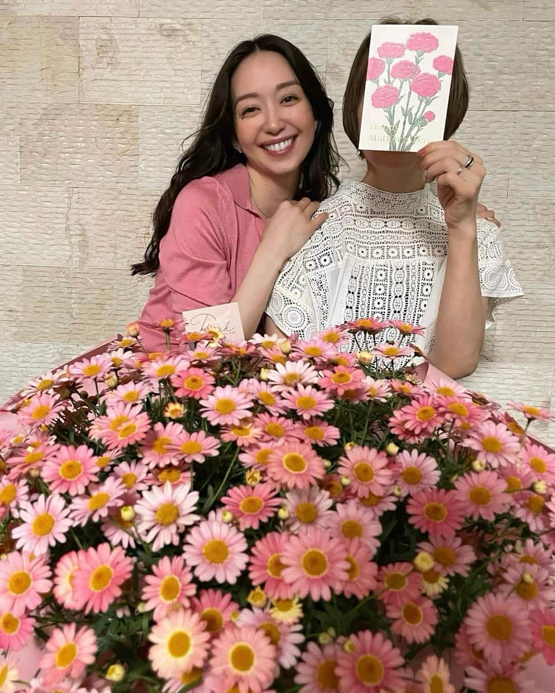 松島花さんのインスタグラム写真 - (松島花Instagram)「: 🌸🌸🌸 #母の日 🌸🌸🌸 手紙とお花とプレゼントを届けに💝 カーネーションにしようと思っていたけど、 このマーガレットがあまりにも可愛くて🤭 : 母の前ではいつまでも子供でいたいけど👧🏻 私も少しは母のことを支えられているかな👩🏻 親子であり親友の母、いつもありがとう🫶🏻 : #HappyMothersDay #514 💌」5月14日 18時56分 - hana_matsushima_official