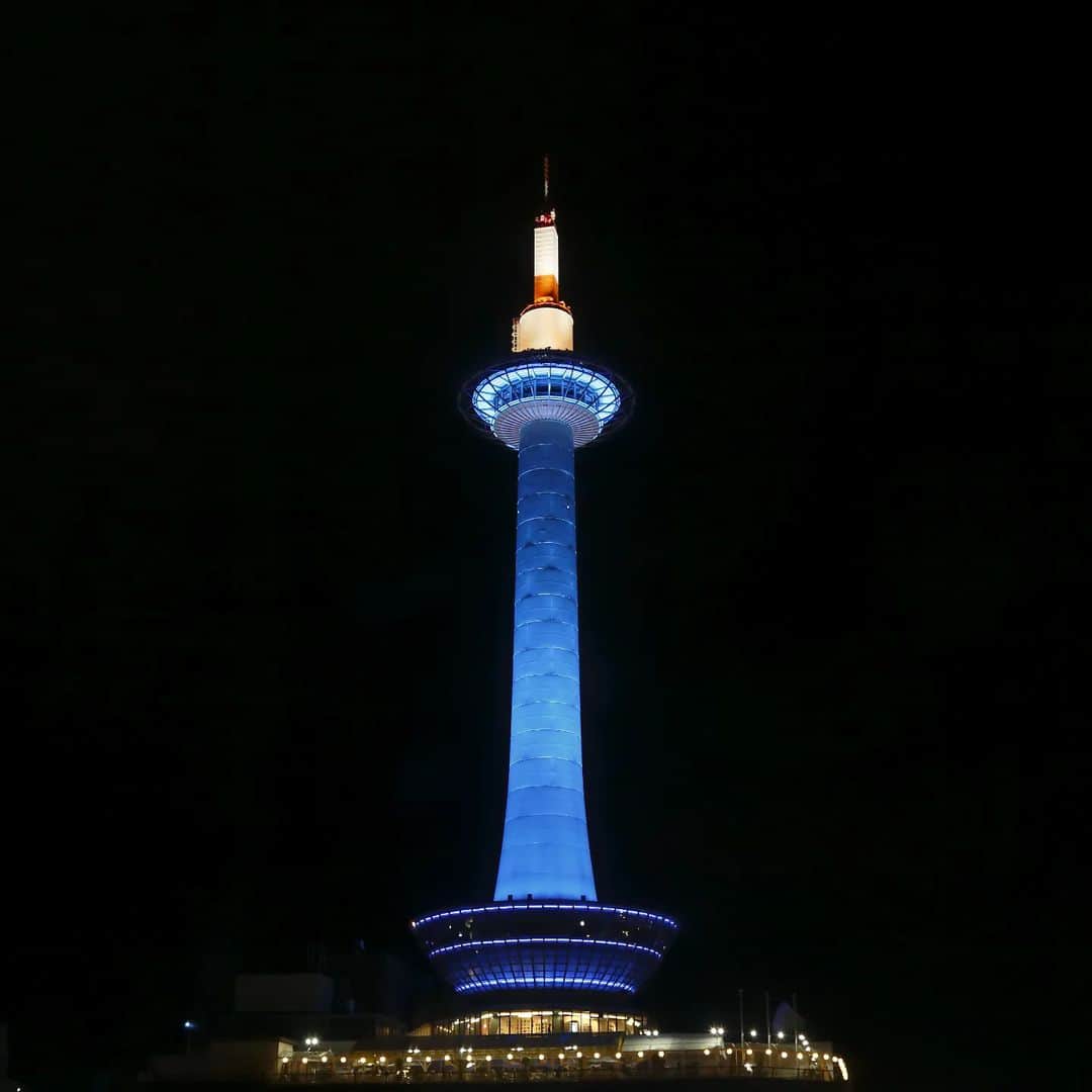 のインスタグラム：「* ／ 毎月14日は、下京区防犯の日！ ＼  5月14日 日没～21:00は 下京区「世界一安心安全・おもてなしのまち京都 市民ぐるみ推進運動」の一環として、京都タワーをスカイブルーにライトアップいたします✨ 皆さんもぜひSNSで #京都タワー を つけて投稿してみてくださいね📸  ※21:00～24:00は通常の ホワイトライトアップです。  ライトアップ情報は京都タワー公式HPでも公開中🙌❤ ぜひお越しください😉 #京都タワー #京都 #京都旅行 #京都カメラ部 #キリトリセカイ #京都大人旅 #京都写真部 #写真好きな人と繋がりたい #京都タワーのある景色 #夜景 #夜景ら部 #夜景好き #そうだ京都行こう #誰かに見せたい風景 #誰かに見せたい景色 #カメラ女子 #kyoto #kyototower #kyotogenic #beautiful #night_gram #japan #travel #discoverjapan #loves_united_kyoto #instagood #kyotojapan #kyoto_style #kyotogenic」