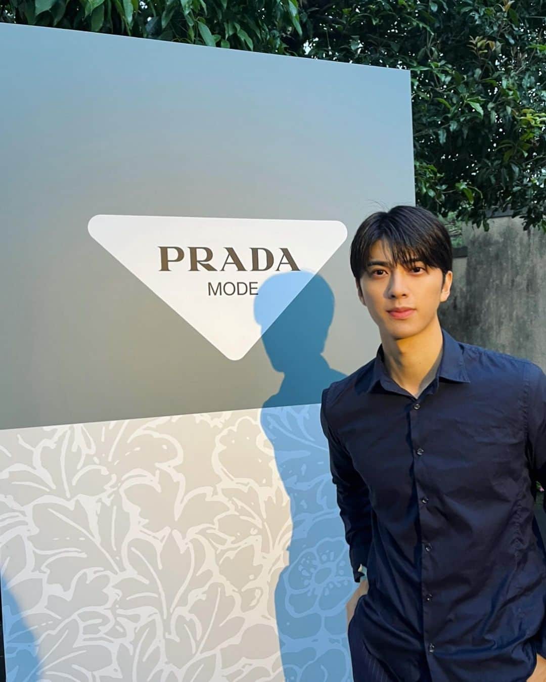 ふかわ。のインスタグラム：「最後の写真をマッチングアプリで使ったらバレるかな…？  @prada #pradamode」