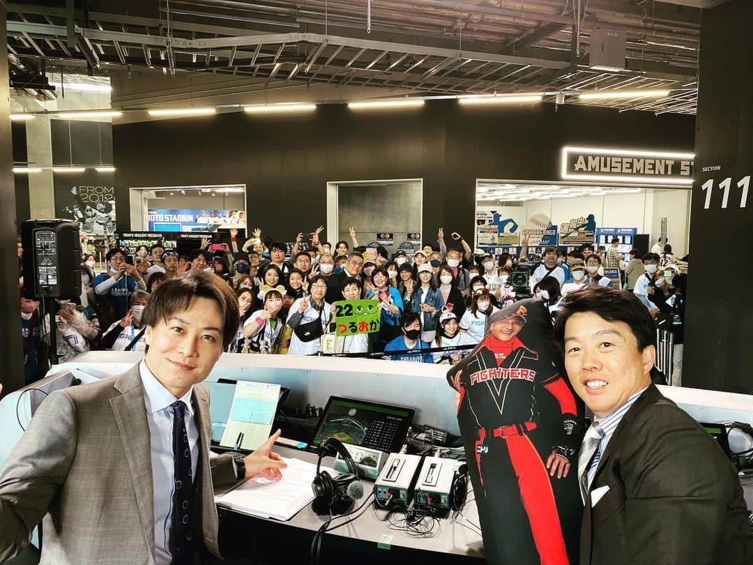 土井悠平のインスタグラム：「残念ながら負けほー！！😢  その中でも 池田投手や杉浦投手の好投など 良いところもありました🫶  鶴岡慎也さん @shinya_tsuruoka  ときょうはお送りしました！  鶴岡さんの時は特に 『LIVE PARK』大盛況⭐️ そして、アフターゲームショーには 新垣勇人さん @hayato.arakaki28  がゲストでお越しくださいました🫡 カキさんのおかげで大変雰囲気が明るくなりました！ありがとうございます🥹  試合後、写真撮りたいと言ってくださる方々も増えたきて 土井は嬉しい限りです🥳 もっと来てください！！ 一緒に『LIVE PARK』、 GAORAを盛り上げて欲しいです！！🤩  次は勝つでーーー🔥🔥🔥  #北海道日本ハムファイターズ  #lovefighters  #千葉ロッテマリーンズ  #chibalotte  #gaora #プロ野球 #実況  #エスコンフィールド北海道  #北海道 #北広島」