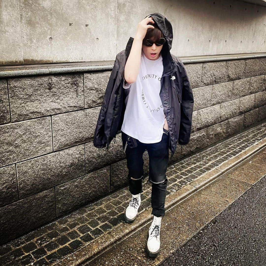 山口賢人のインスタグラム：「雨でもこのジャケットあれば何とかなる。Tシャツは @noisescape_official 新作！  mountain parka - @thenorthface  T shirt - @noisescape_official  denim - @noisescape_official  sunglasses - @noisescape_official  boots - @drmartens_japan  wallet chain - @rude_gallery_tokyo  watch - @tiffanyandco   #noisescape」